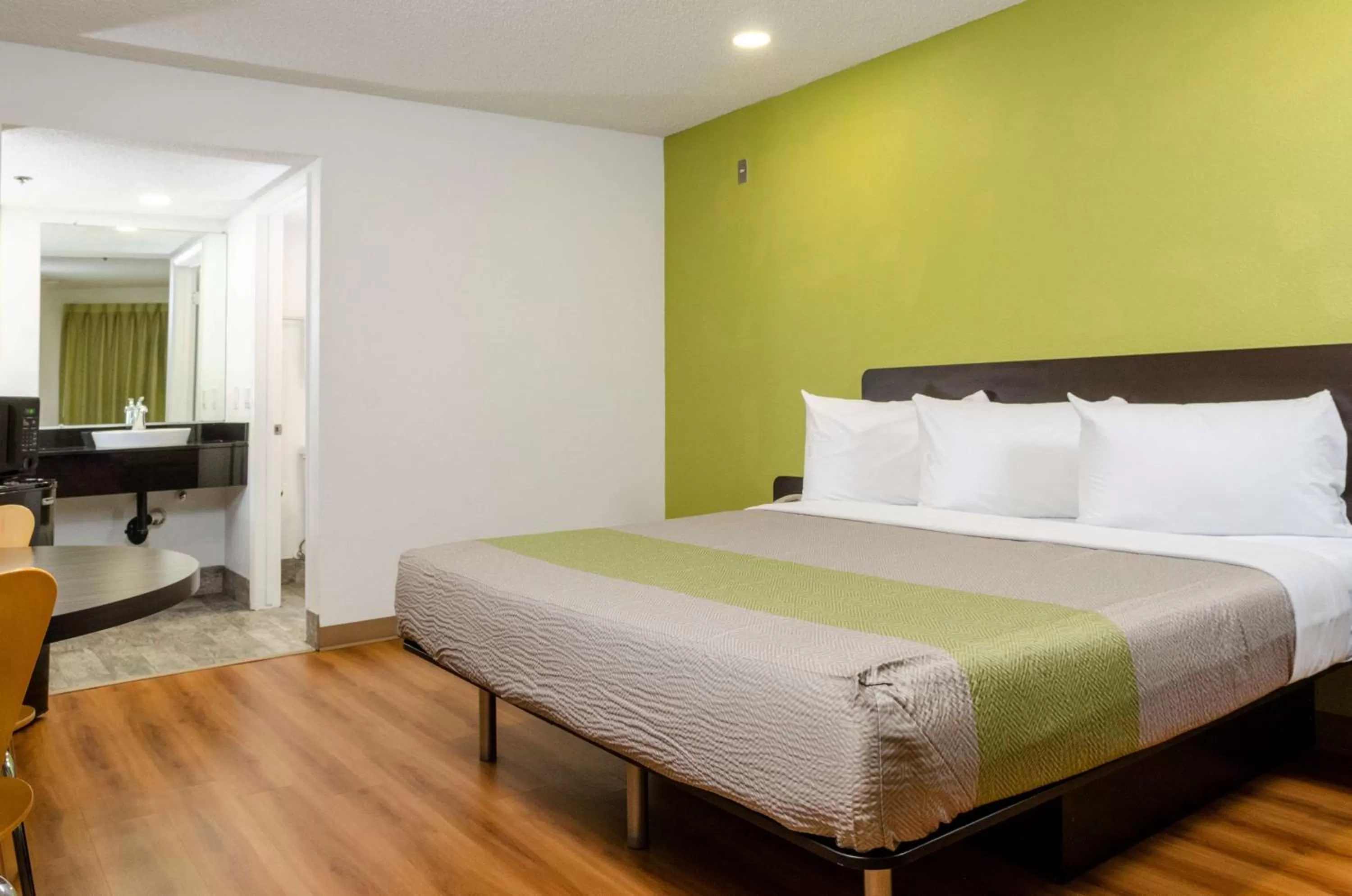 Photo of the whole room, Bed in Studio 6-Fresno, CA - Extended Stay