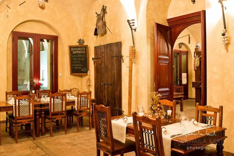 Restaurant/places to eat in Chateau Zbiroh