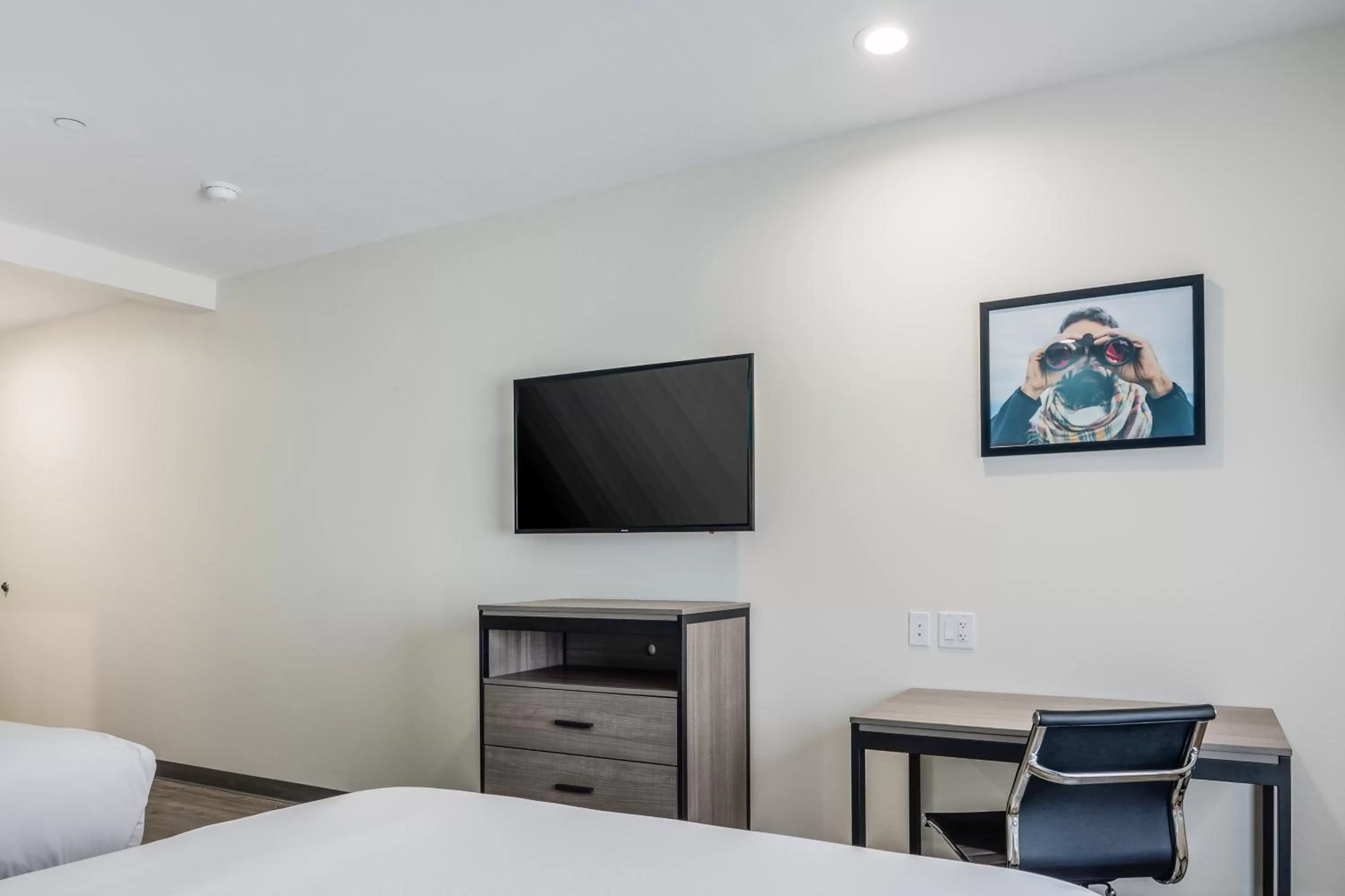 TV and multimedia, Bed in Red Lion Inn & Suites Katy