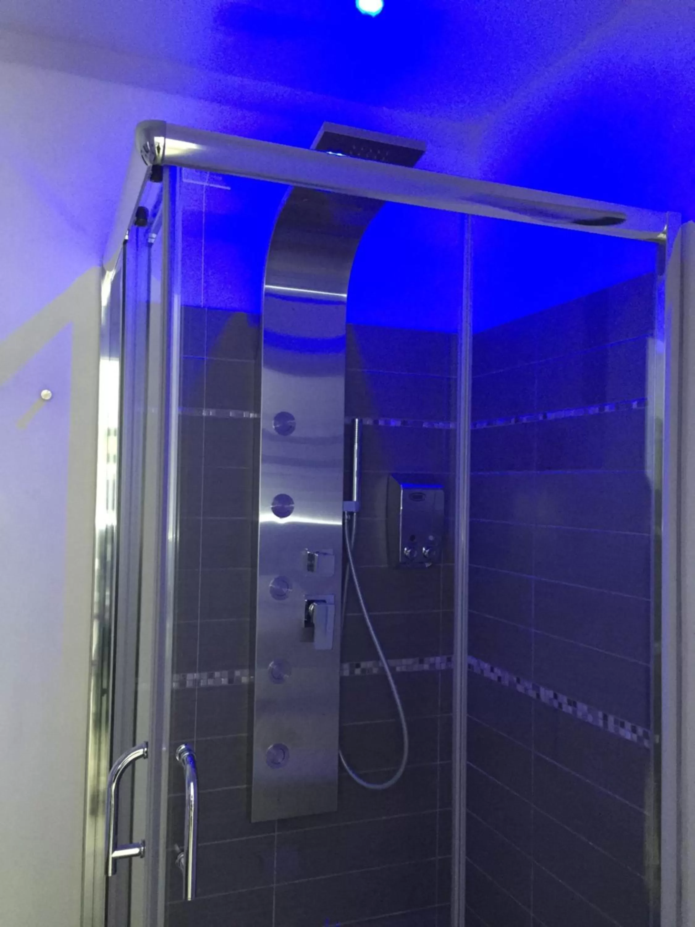 Shower, Bathroom in Flyingaway