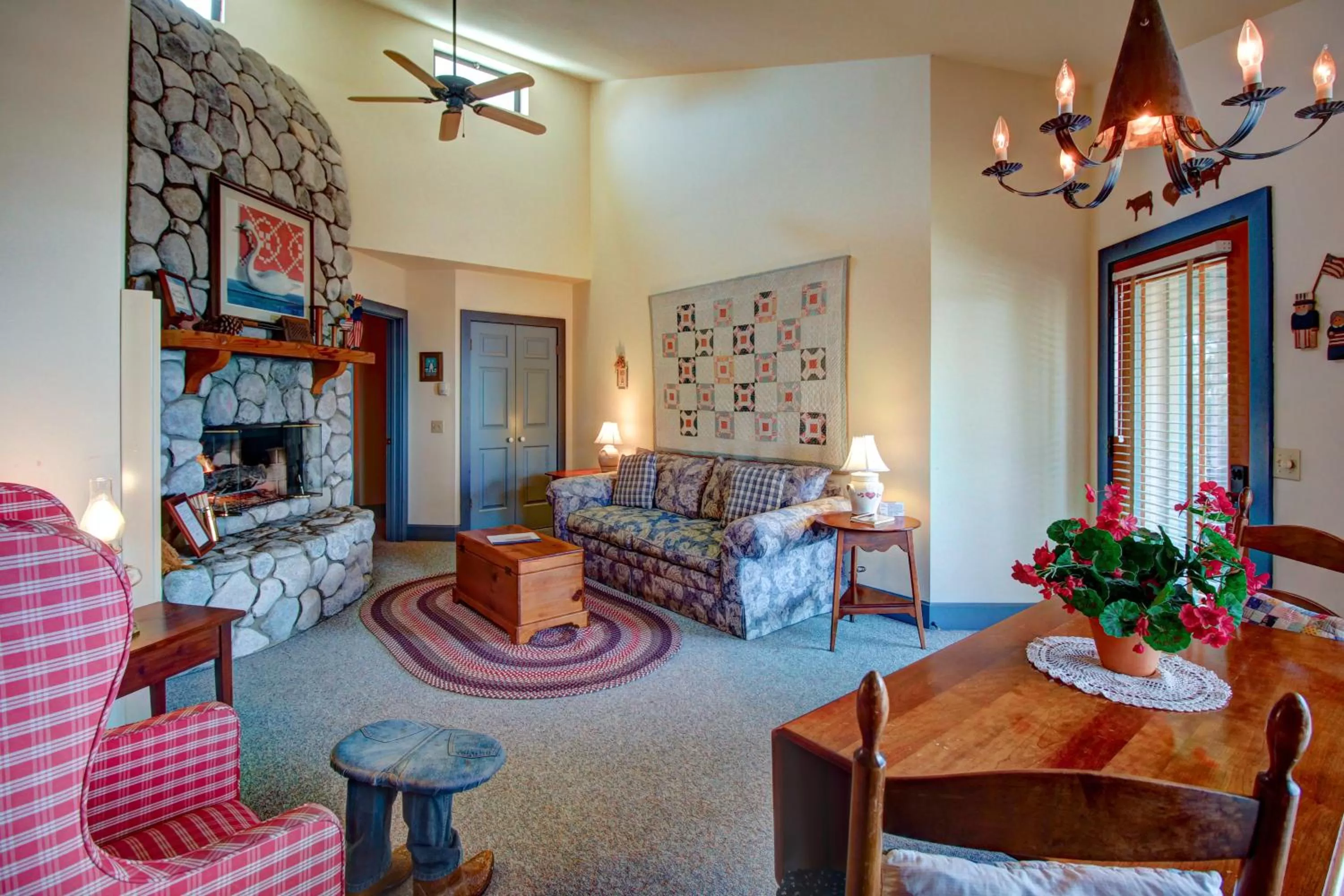 Living room in Baywood Inn Bed & Breakfast