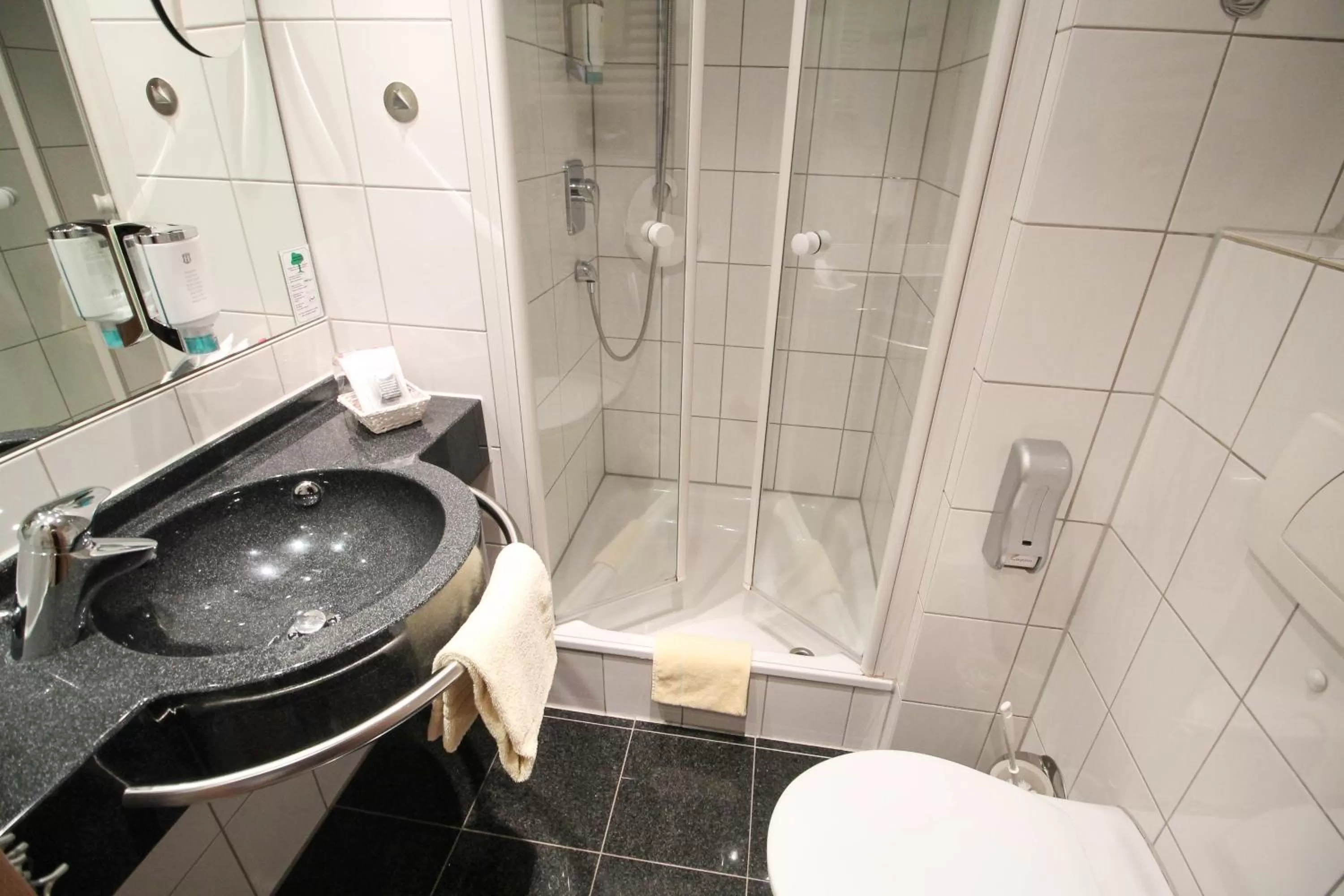 Bathroom in Hotel National Düsseldorf (Superior)