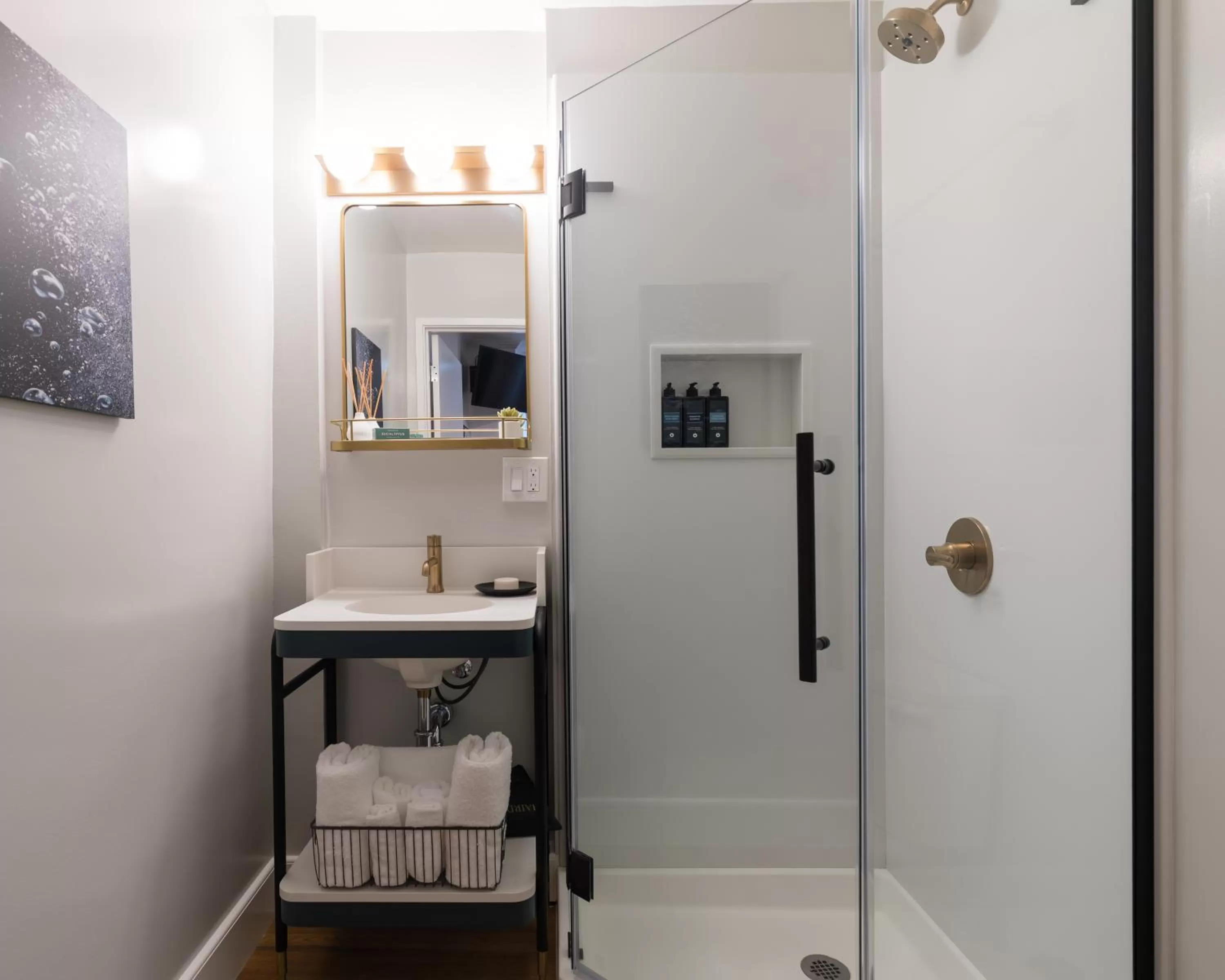 Shower in Hotel Stratford San Francisco - Handwritten Collection