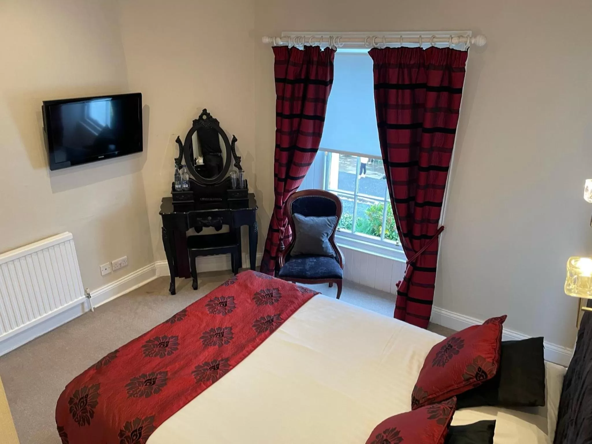 Bed in The Original Rosslyn Inn