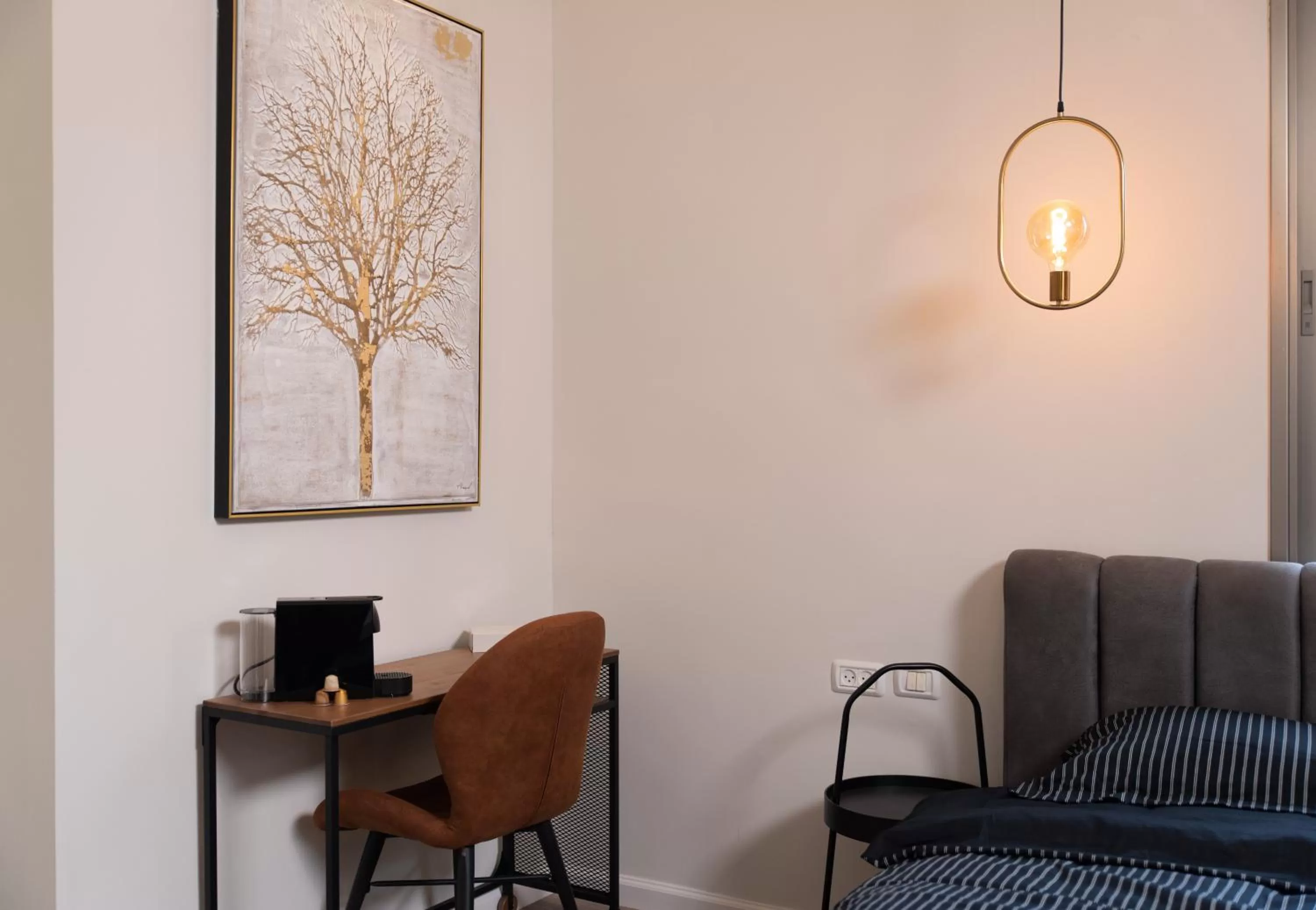 Business facilities in King's bed - Stay Royal and Stylish Bahai's Garden