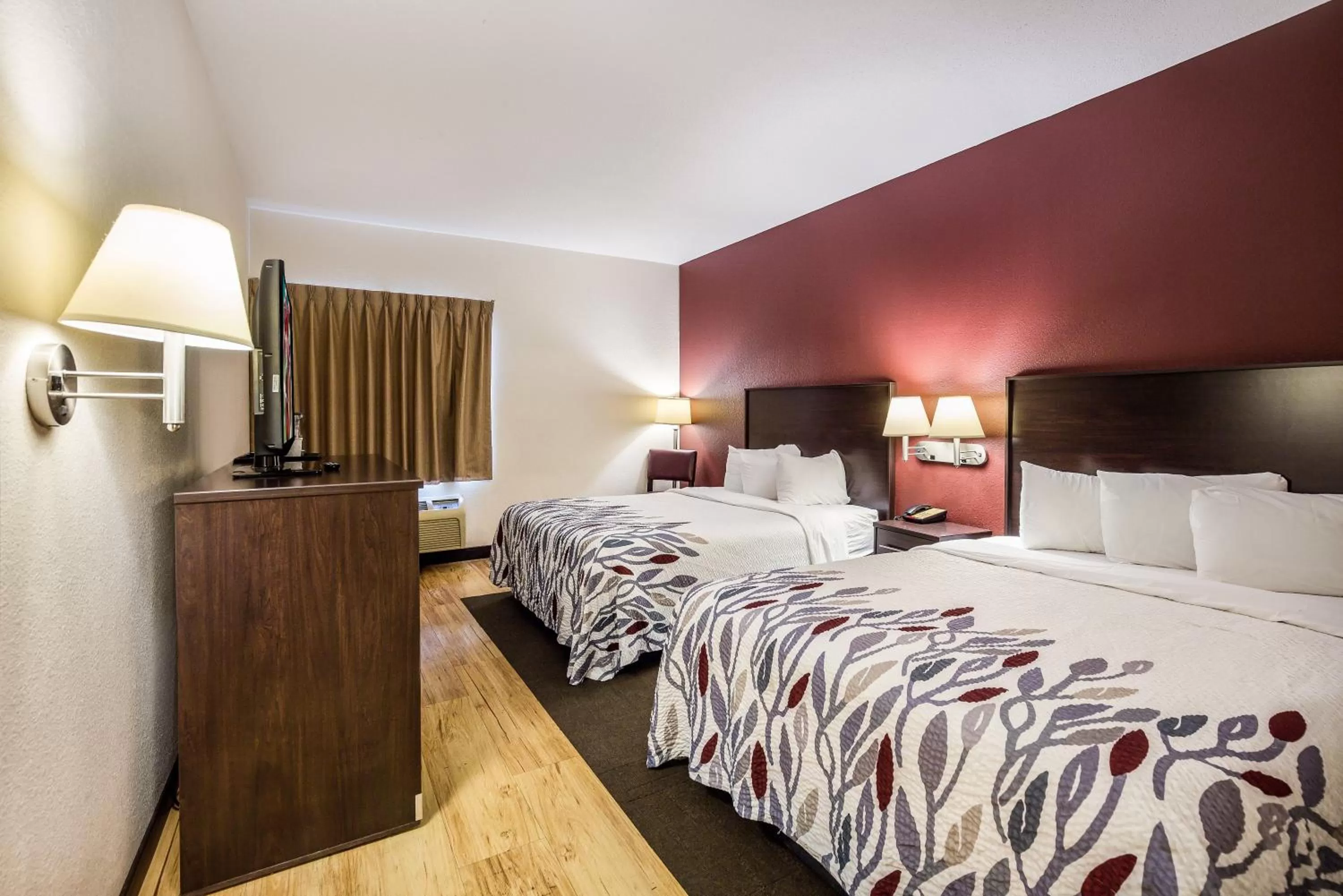 Bedroom, Bed in Red Roof Inn St Louis - Troy, IL