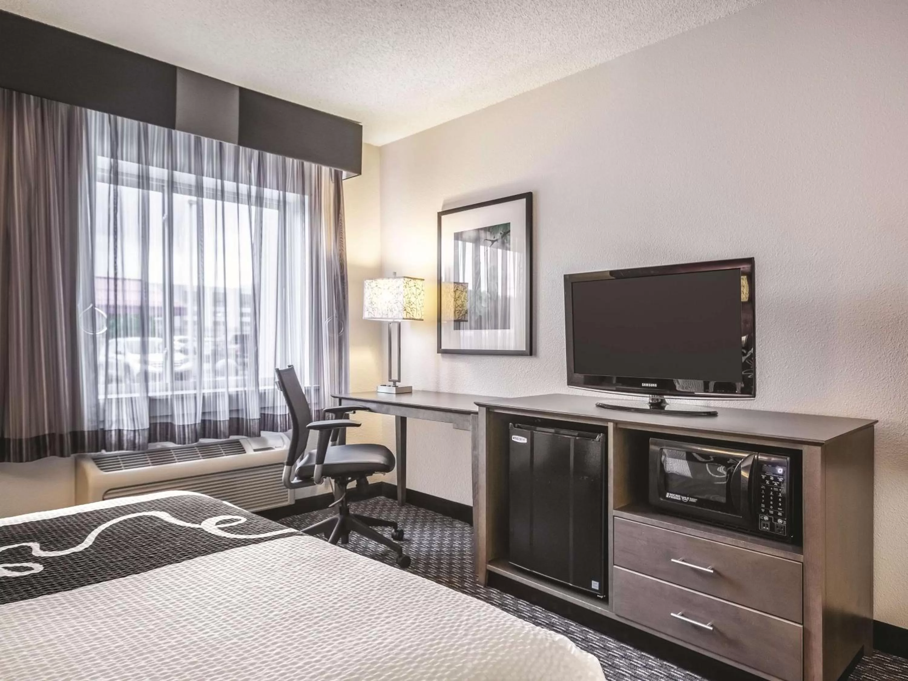 Photo of the whole room, Bed in La Quinta by Wyndham Hartford Bradley Airport