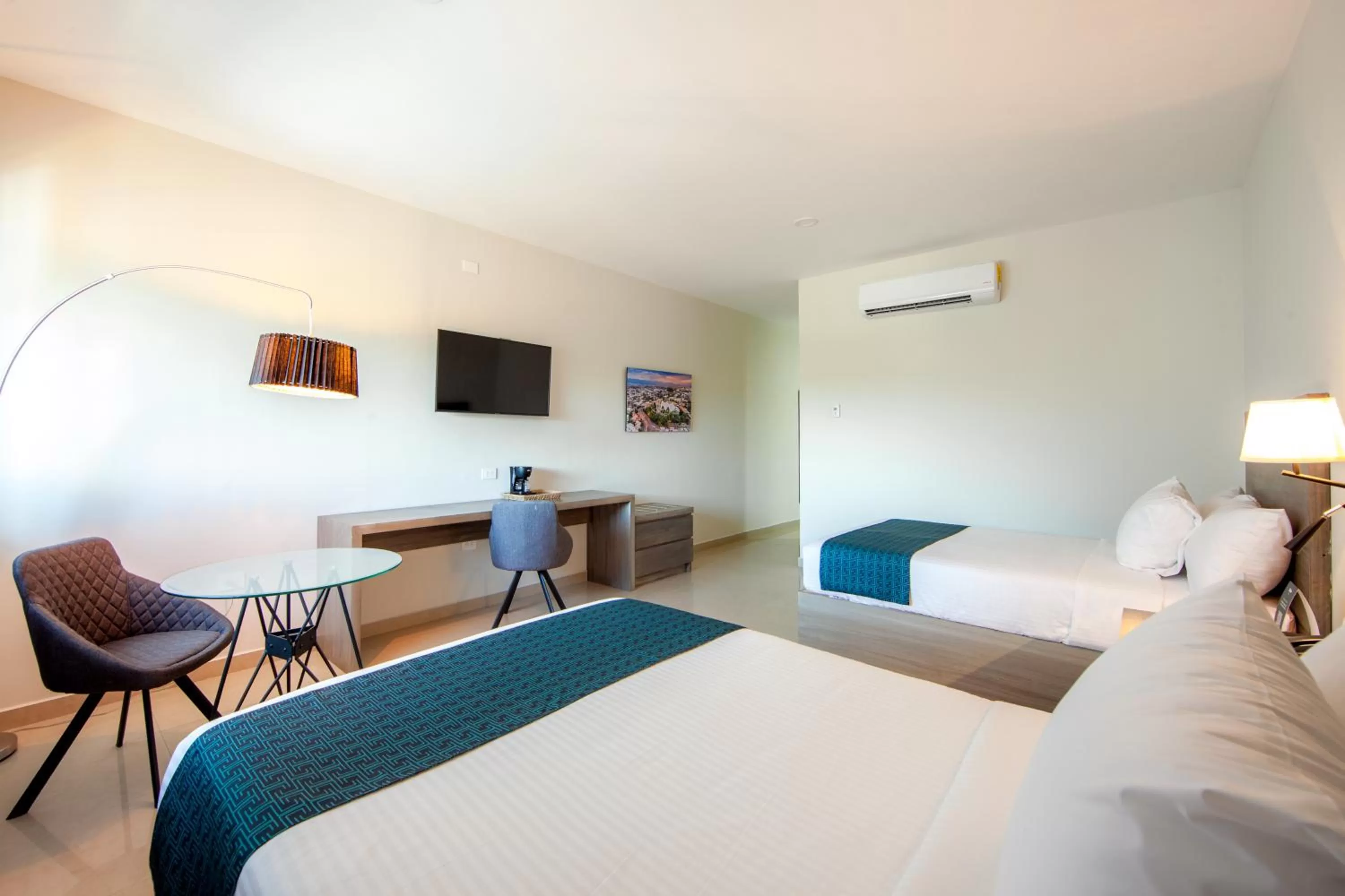 Photo of the whole room, Bed in InHouse Hotel Culiacán