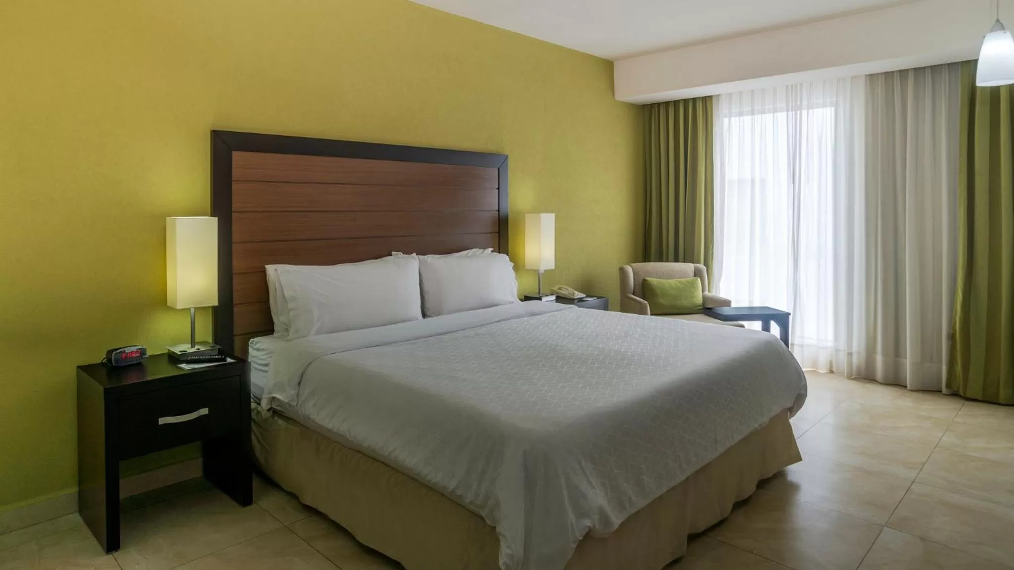 Photo of the whole room, Bed in Holiday Inn Express Xalapa by IHG