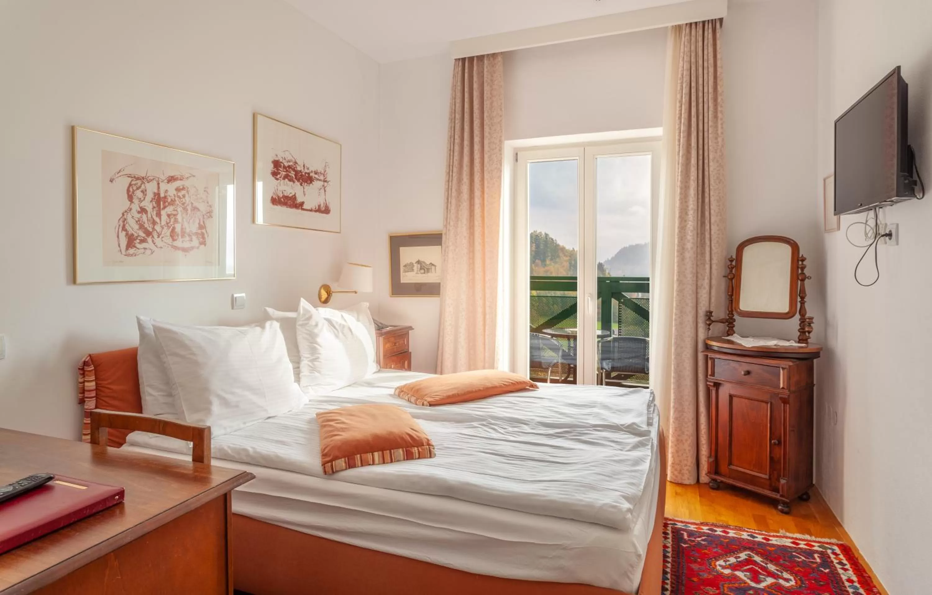 Balcony/Terrace, Bed in Hotel Triglav