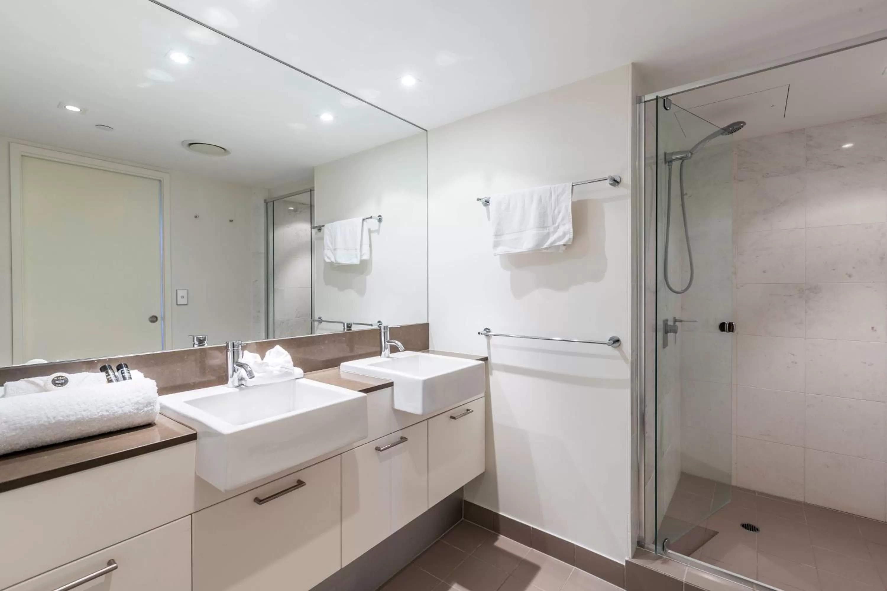 Shower in Artique Surfers Paradise - Official