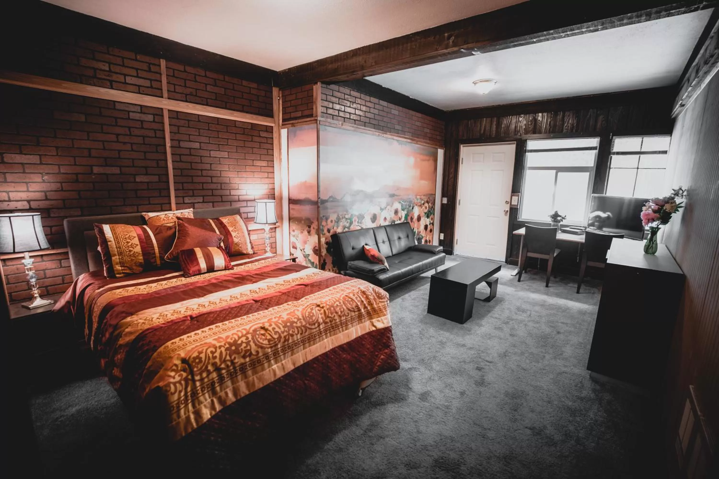 Bed in Gateway Inn & Cabins