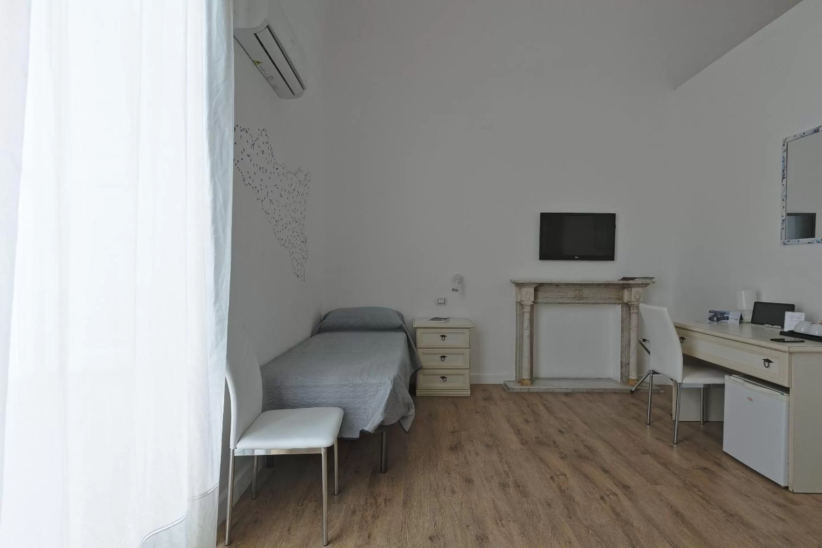 Photo of the whole room in Afea Art & Rooms