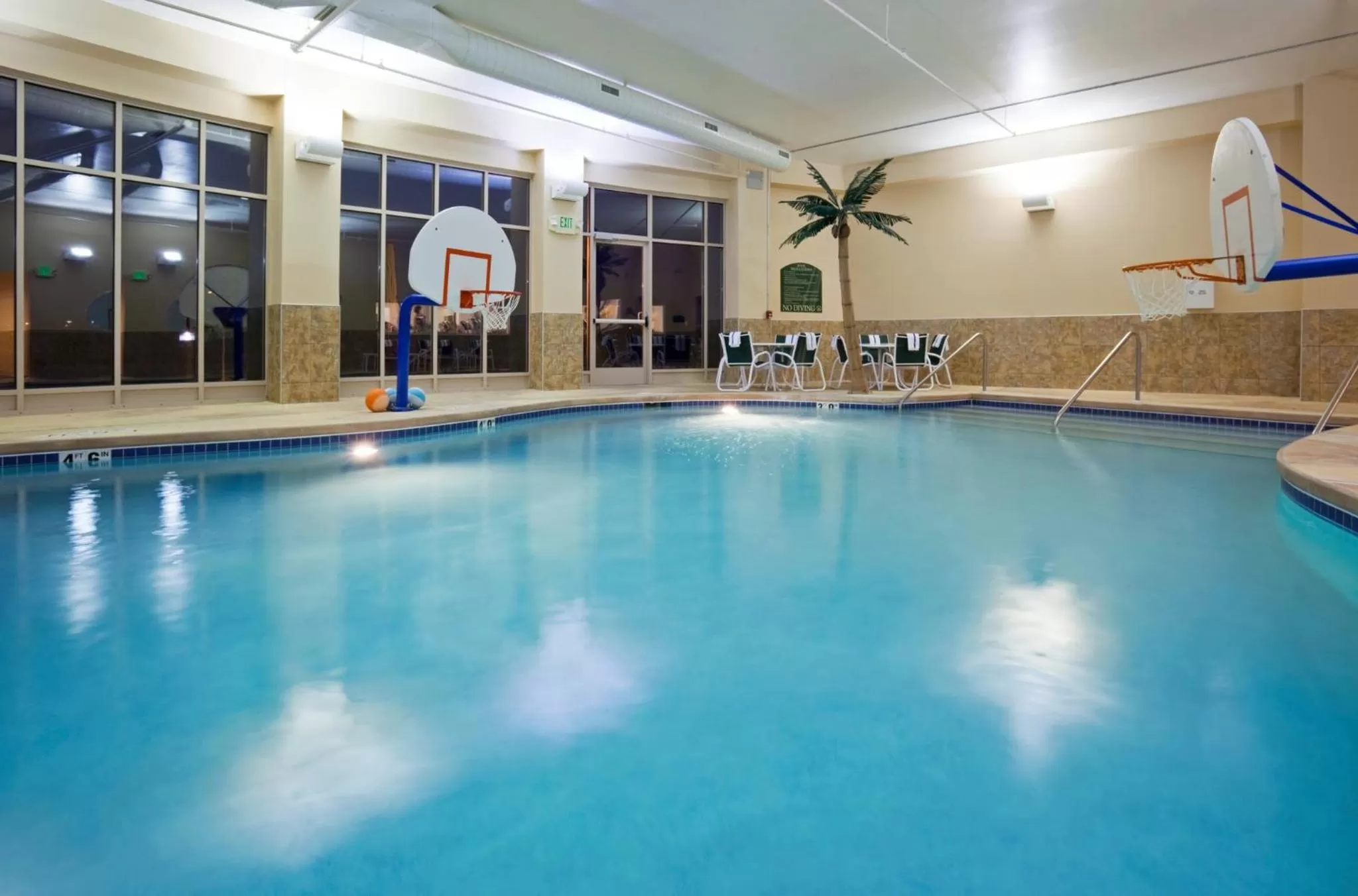 Swimming pool in Holiday Inn Madison at The American Center by IHG