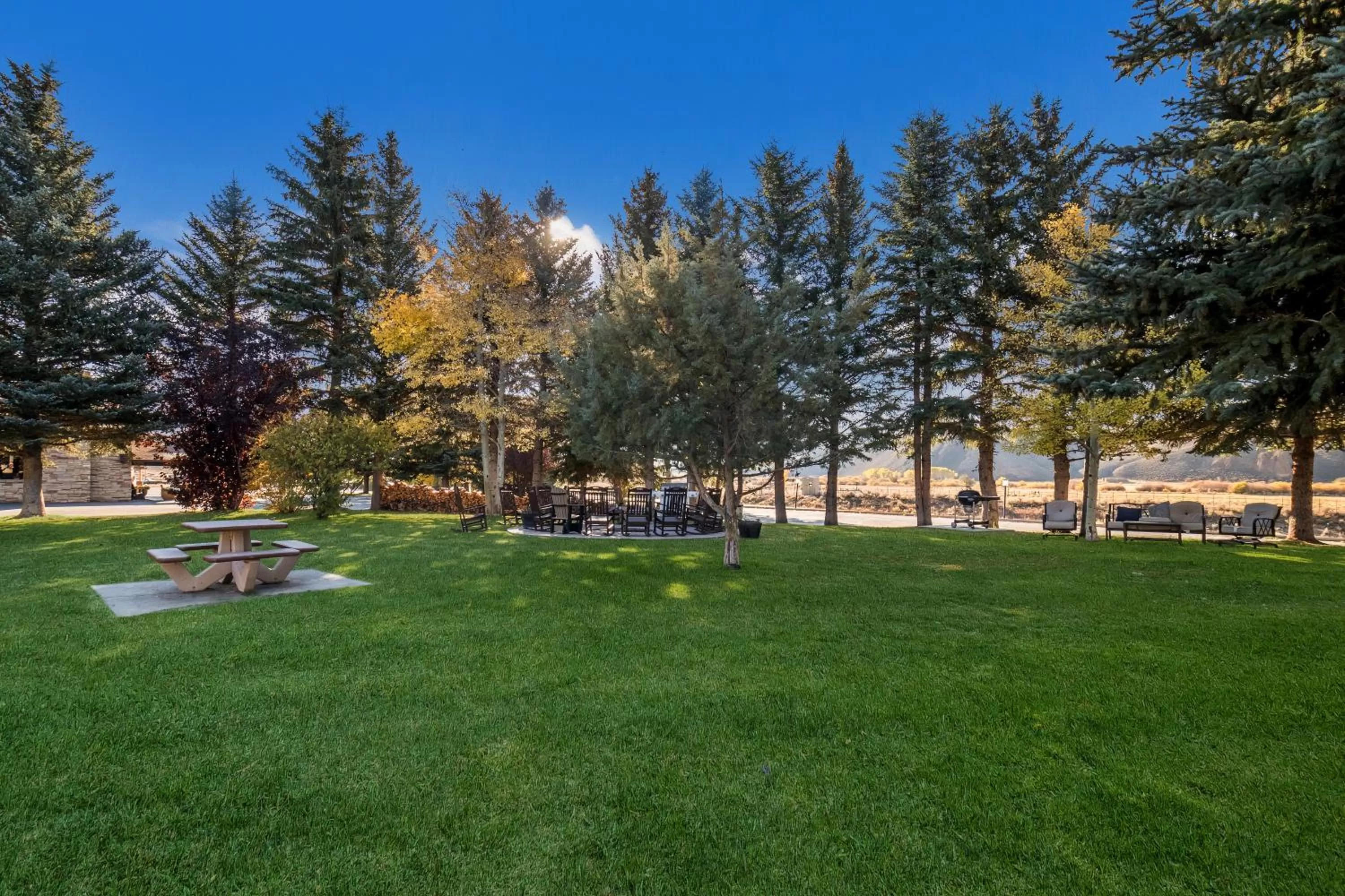 Inner courtyard view in The Inn at Tomichi Village