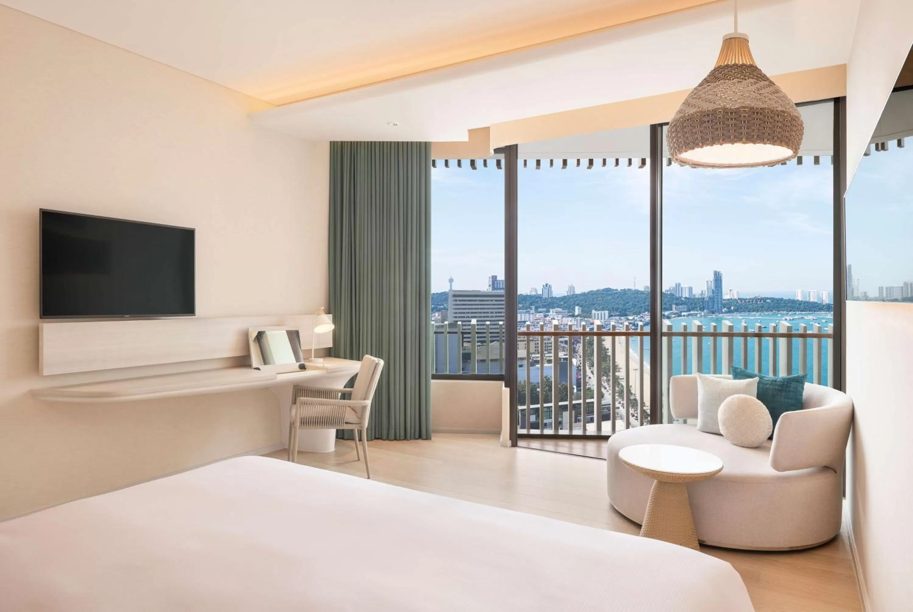 Bedroom, Bed in Hilton Pattaya