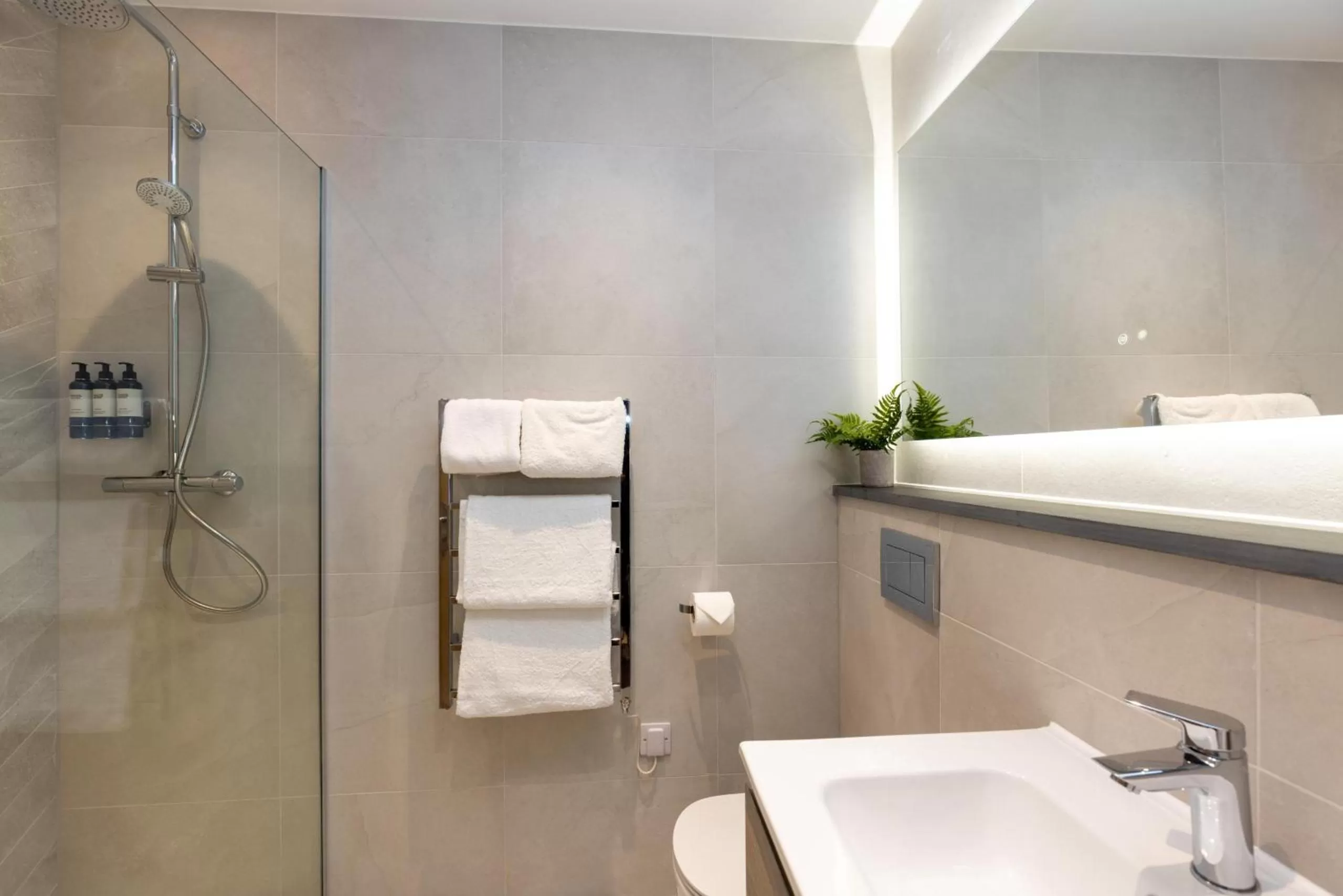 Bedroom, Bathroom in The Kingswood