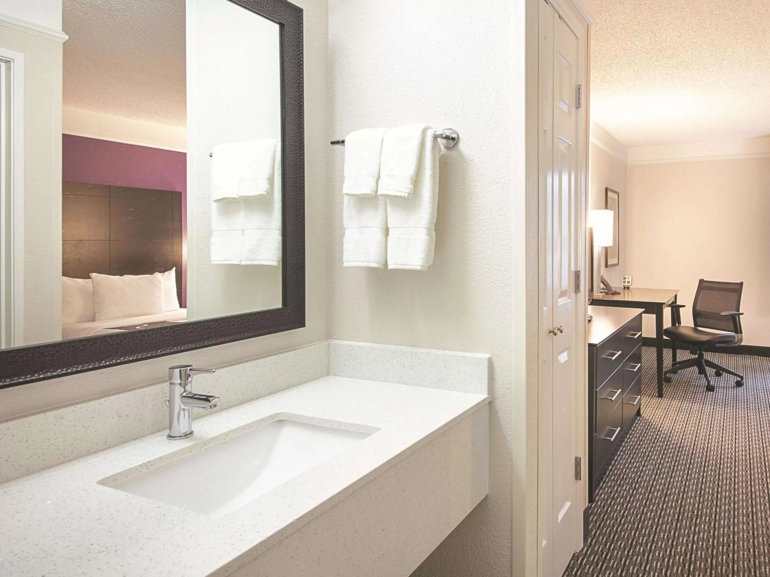 Bathroom, Bed in La Quinta by Wyndham Austin Round Rock