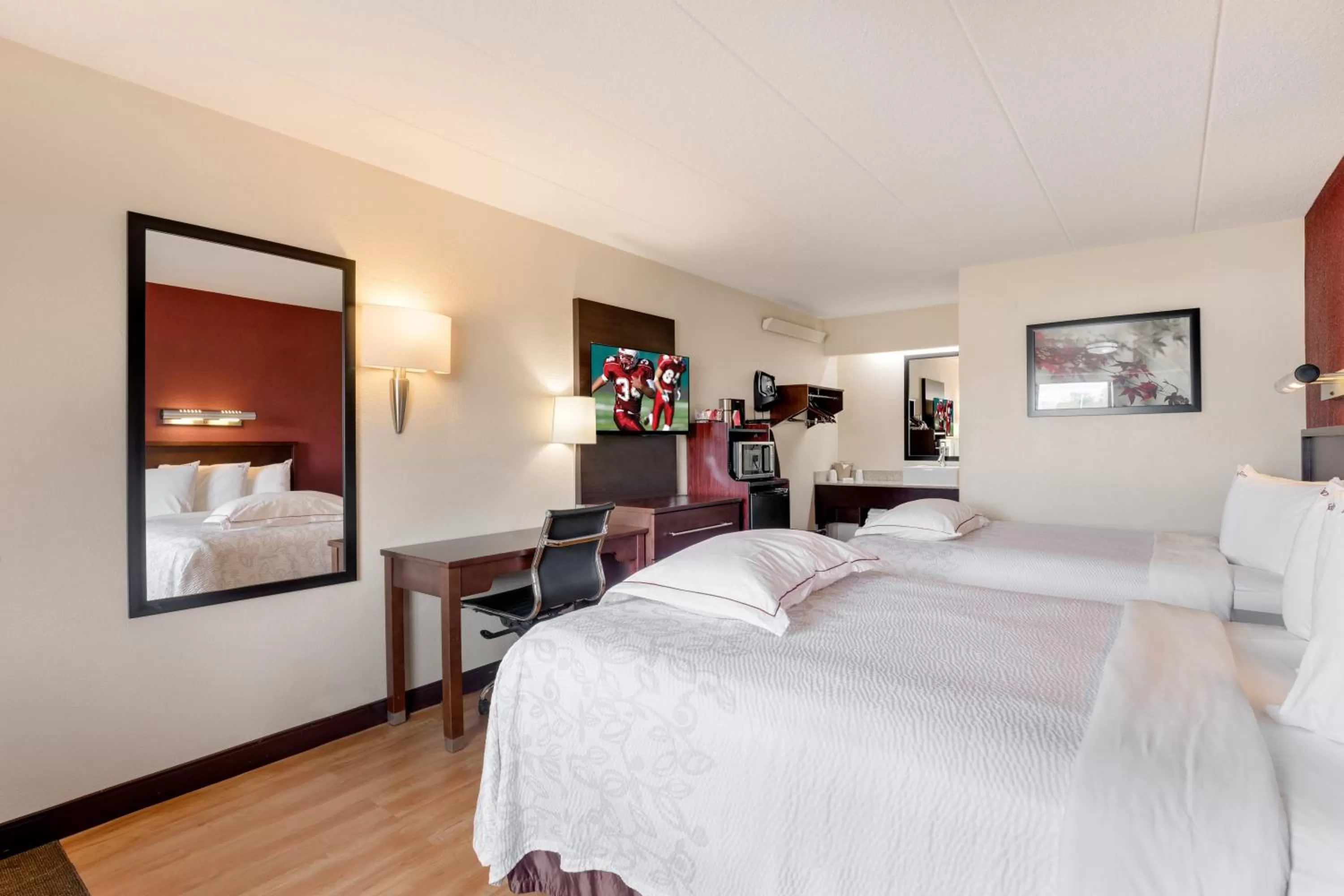 Photo of the whole room, Bed in Red Roof Inn PLUS+ Chicago - Northbrook/Deerfield