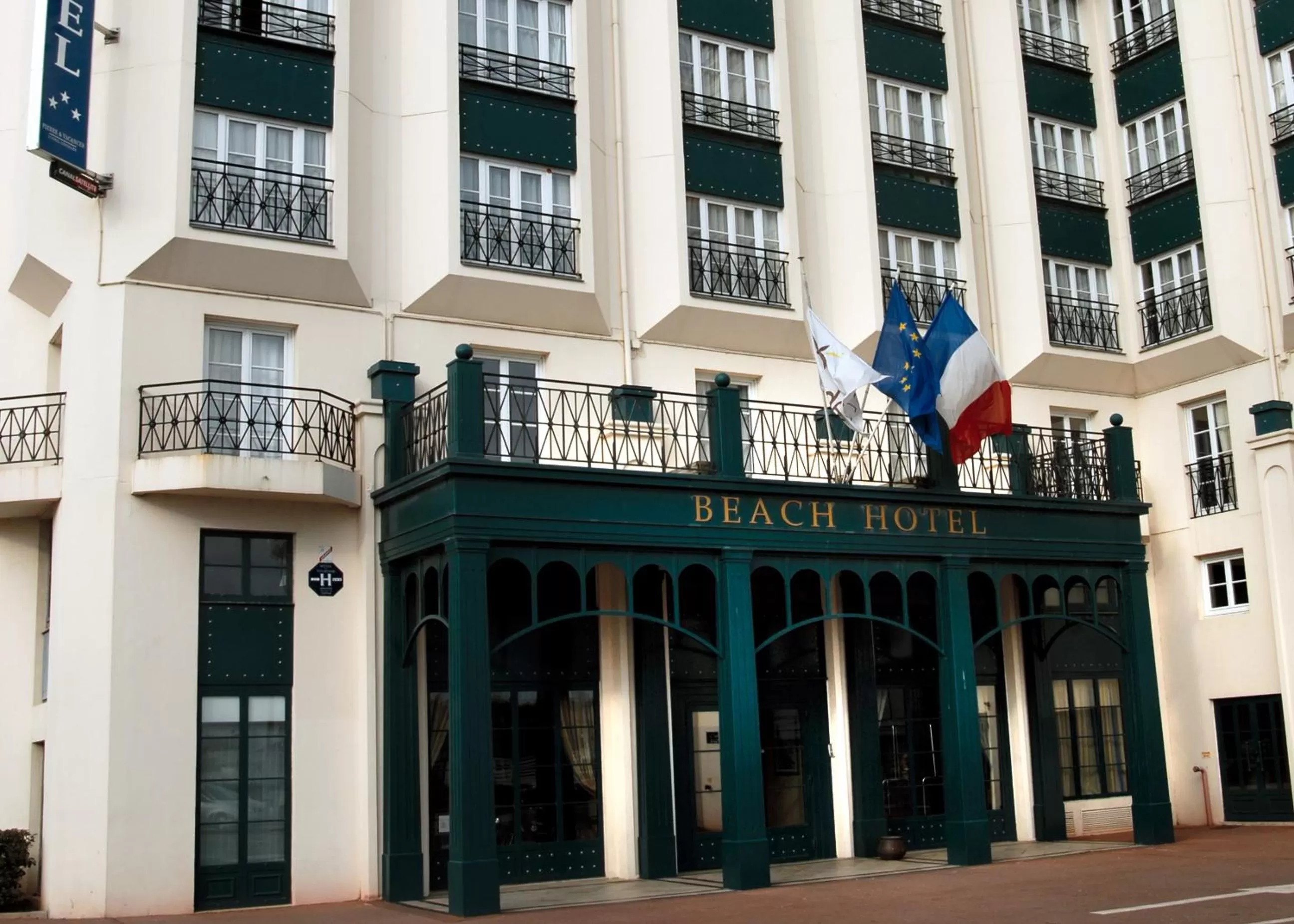 Facade/entrance in SOWELL HOTELS Le Beach