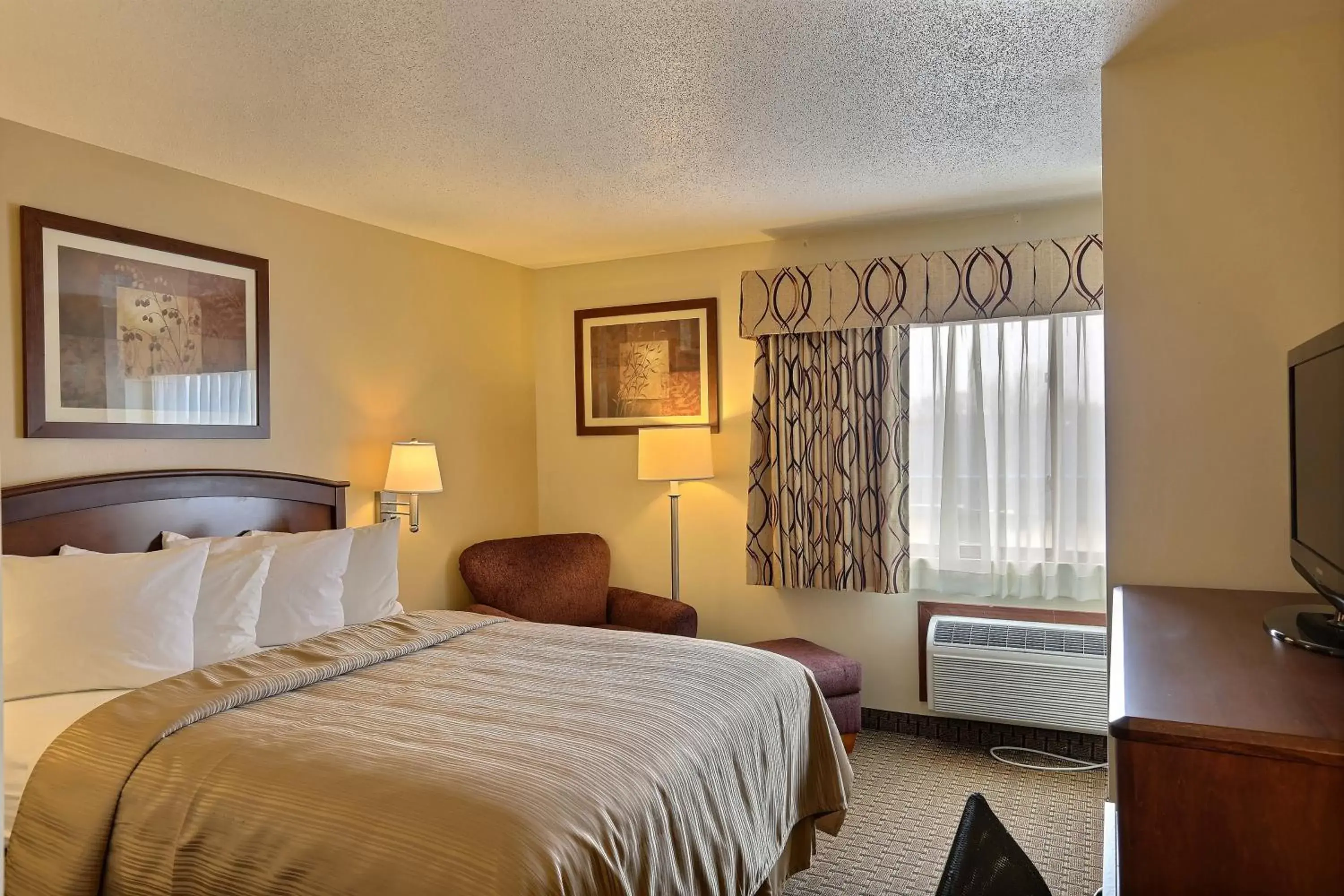 One-Bedroom Queen Room in Quality Inn One-Bedroom Queen Room in Quality Inn