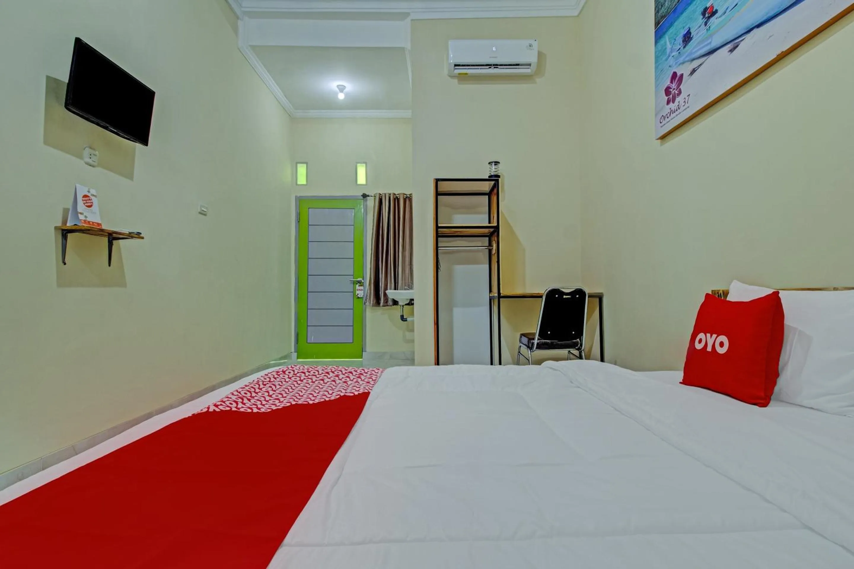 Bedroom, Bed in OYO 3774 Orchid 37 Syariah Guest House