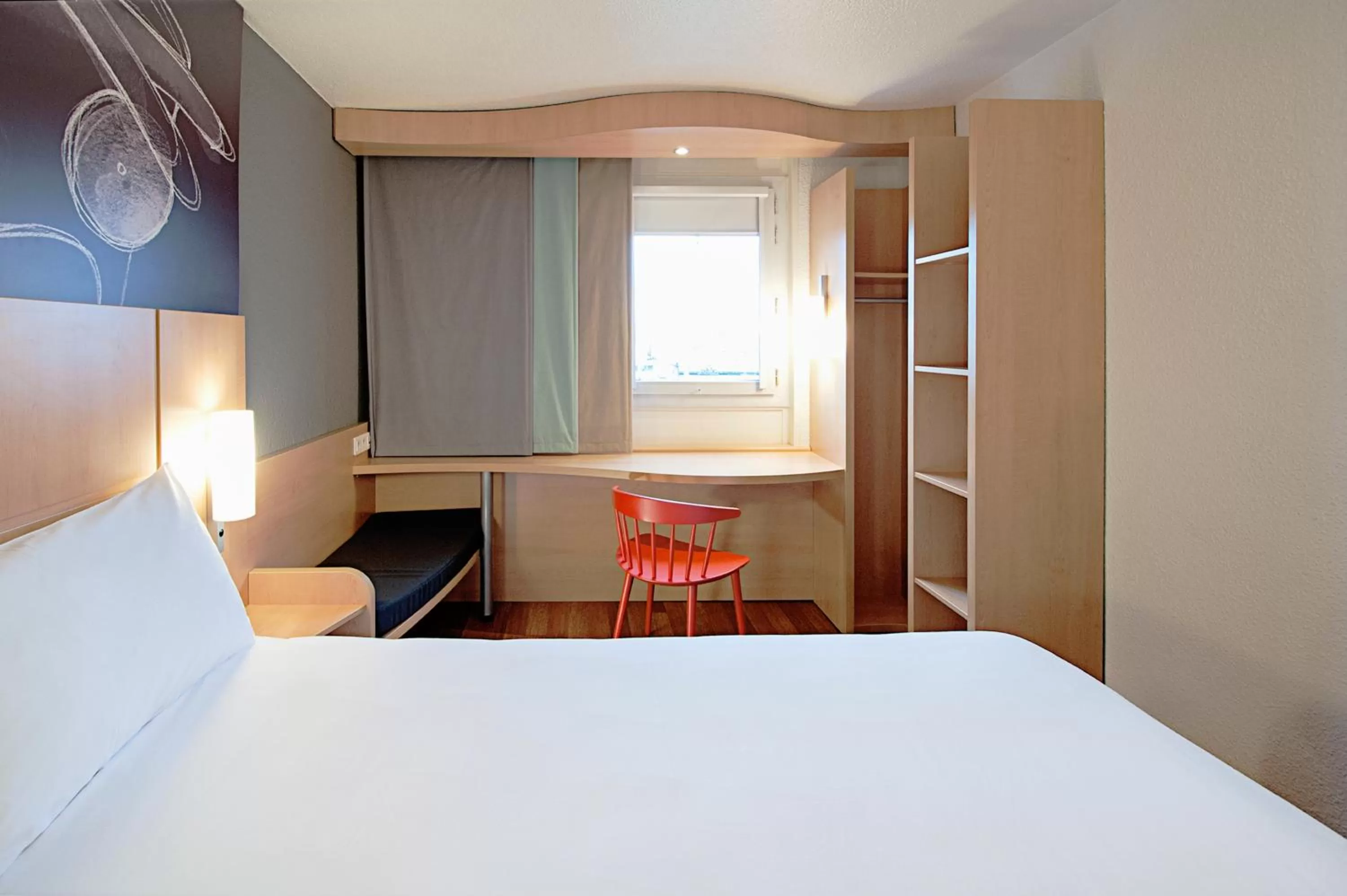 Bedroom, Bed in ibis Sisteron