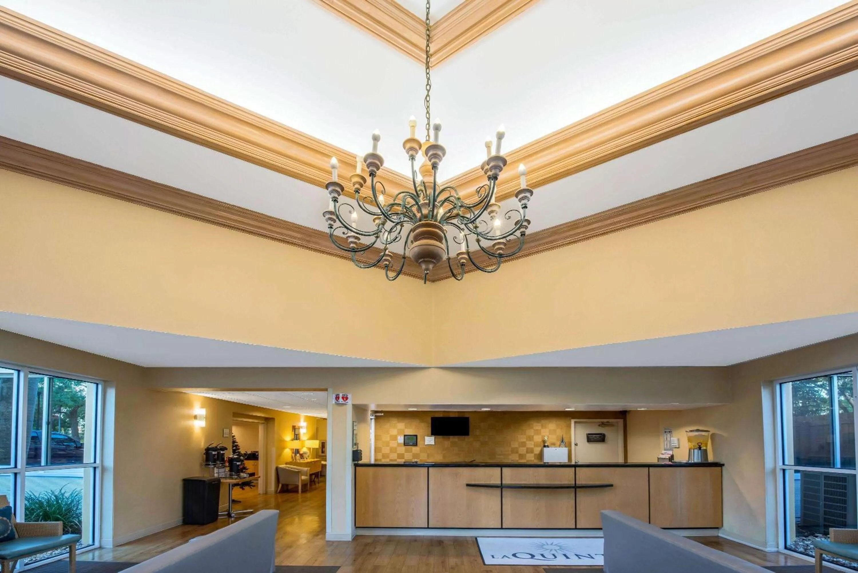 Lobby or reception in La Quinta by Wyndham West Palm Beach Airport
