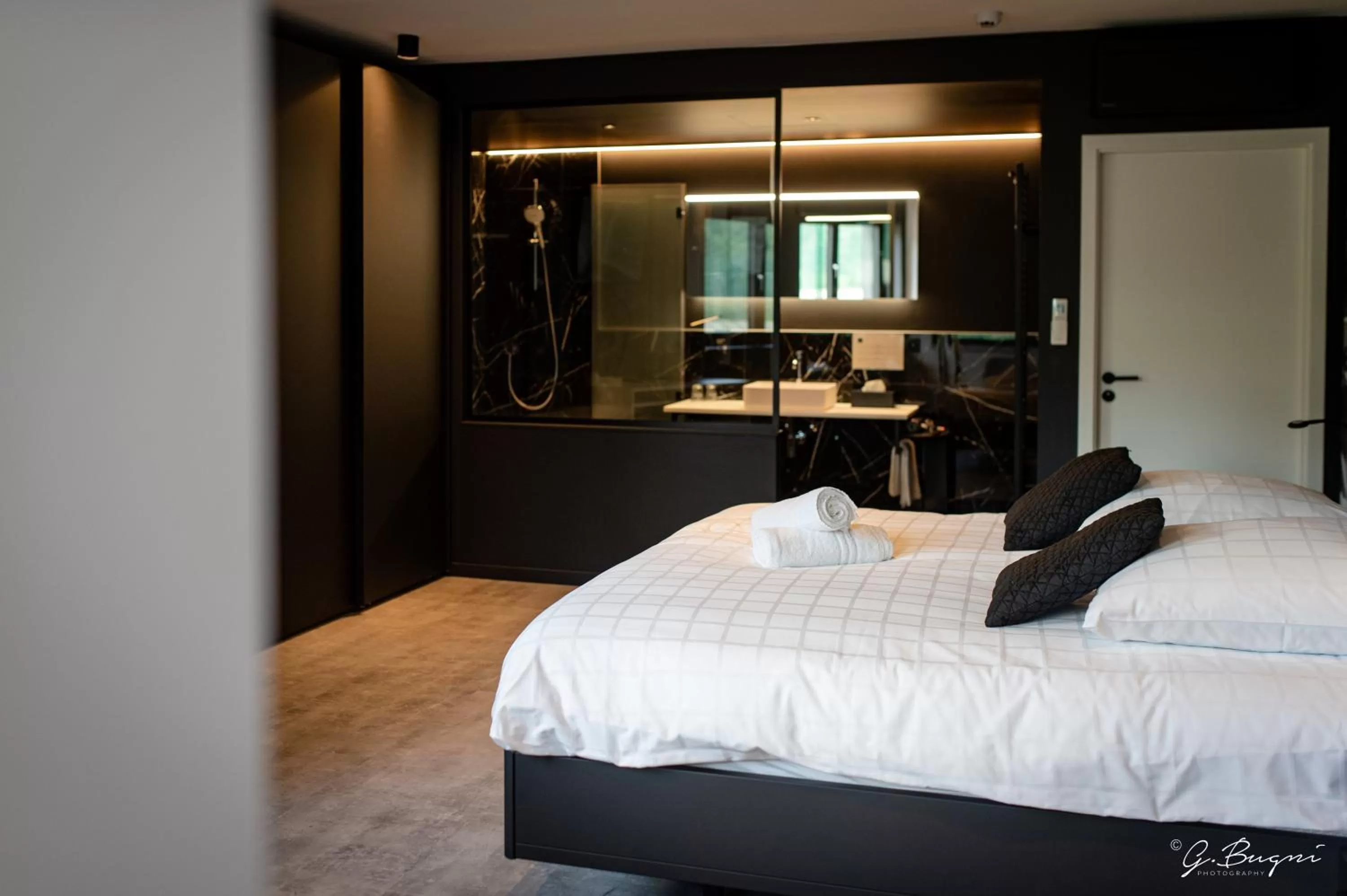 Bed in Boutique Hôtel, La Cour de la Reine, Rooftop & Bistronomique Restaurant