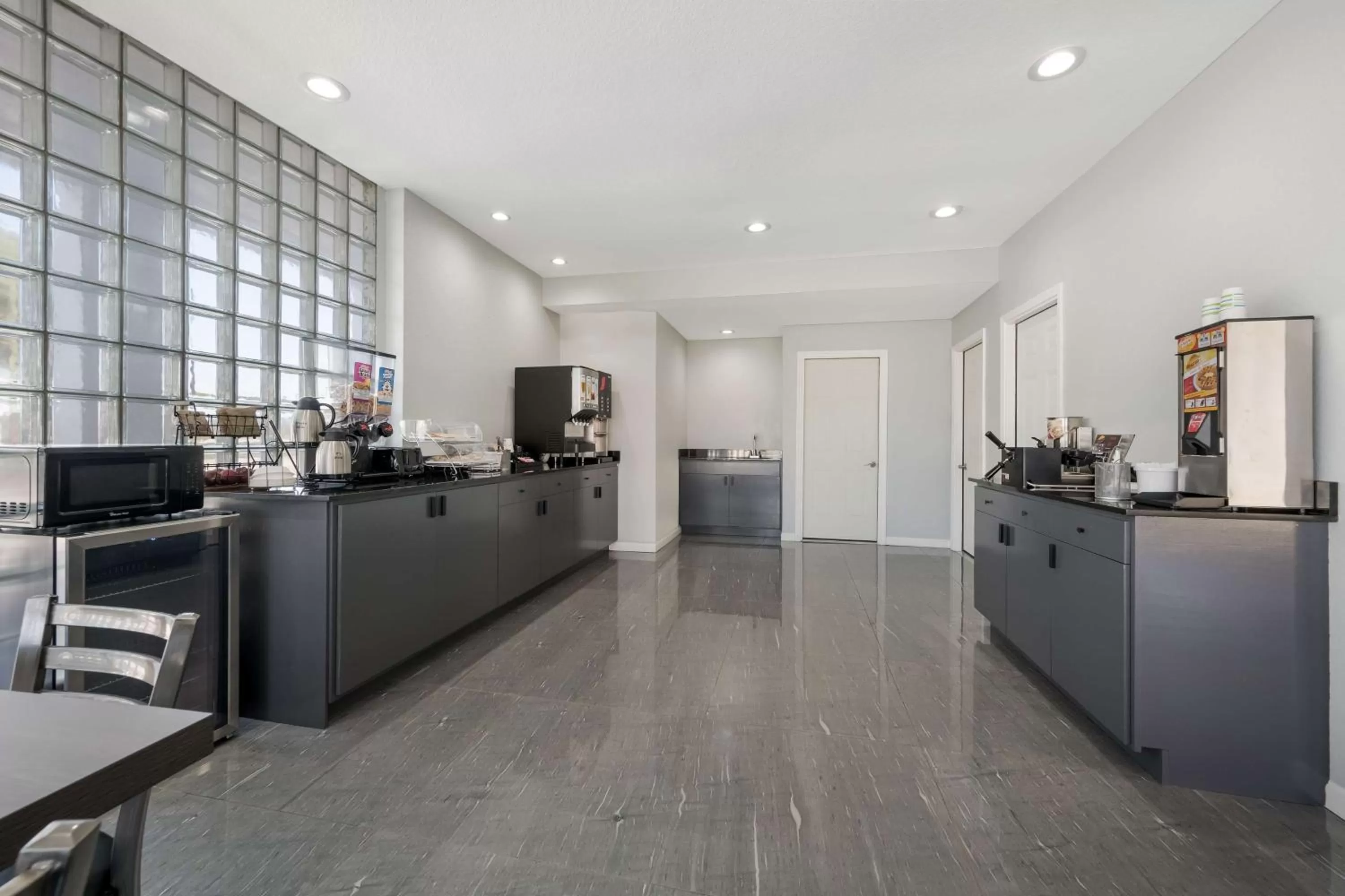 Restaurant/places to eat in SureStay Hotel by Best Western Spring North Houston