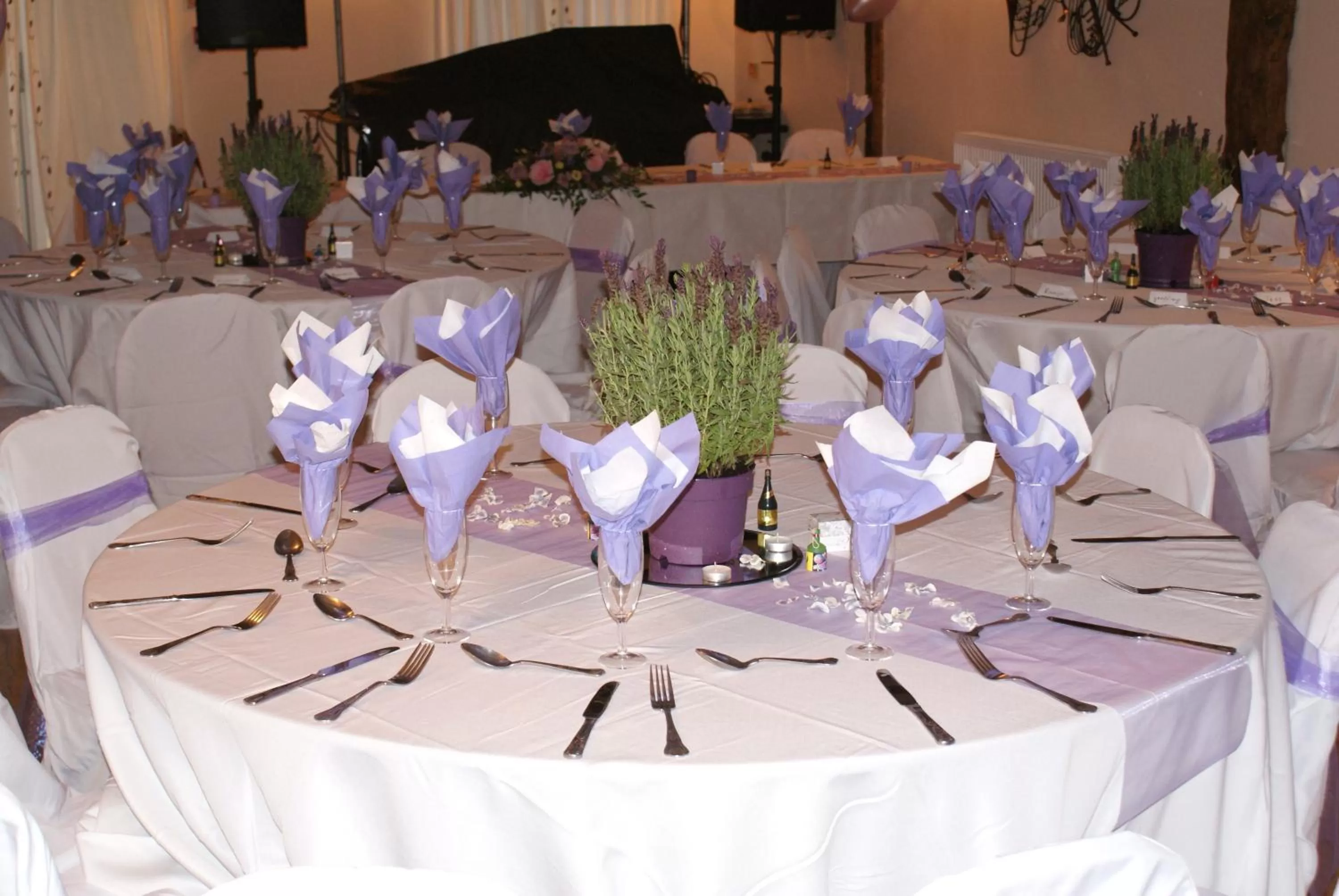 Restaurant/places to eat in The Hawkenbury