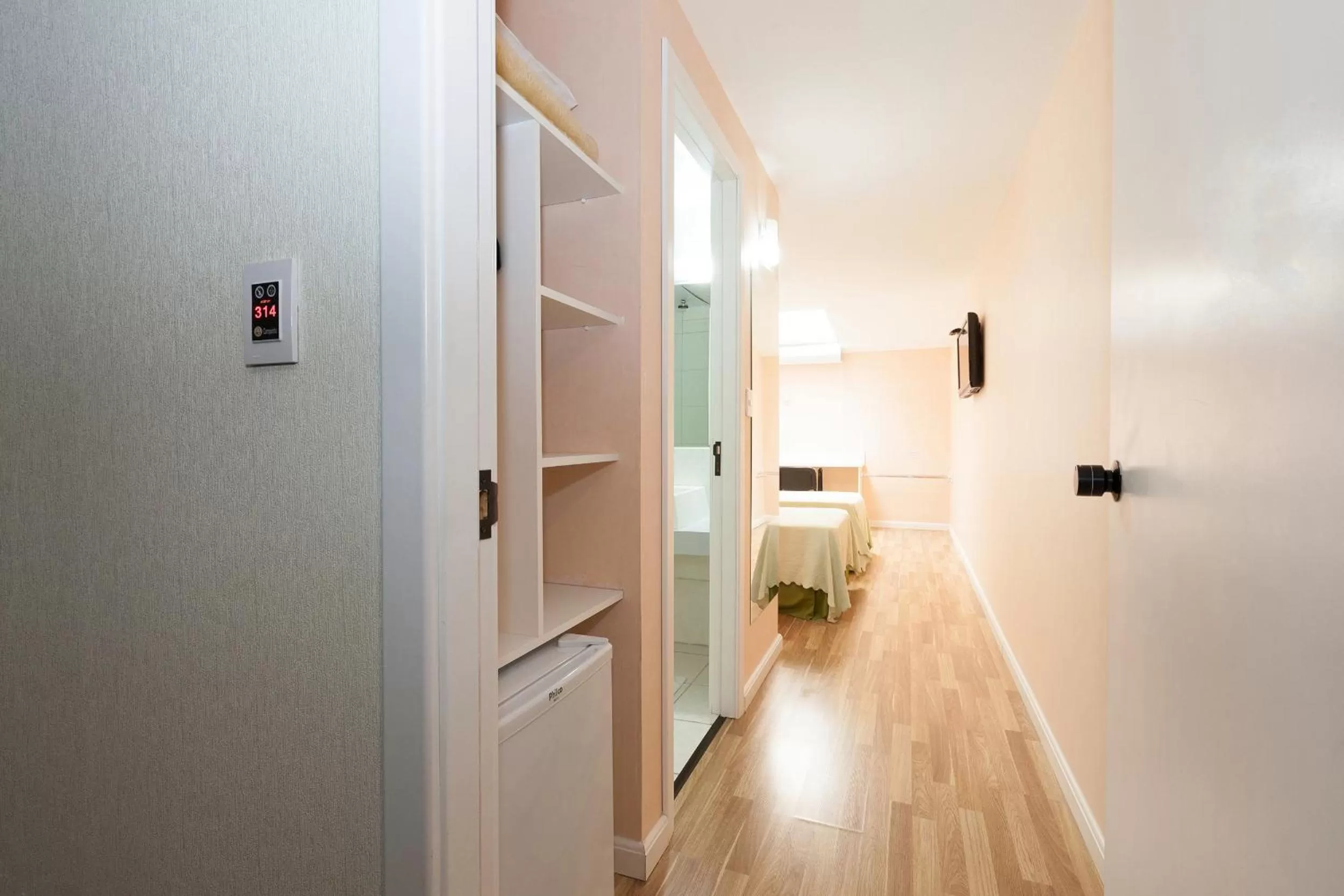 Bed, Bathroom in Tri Hotel Smart Caxias