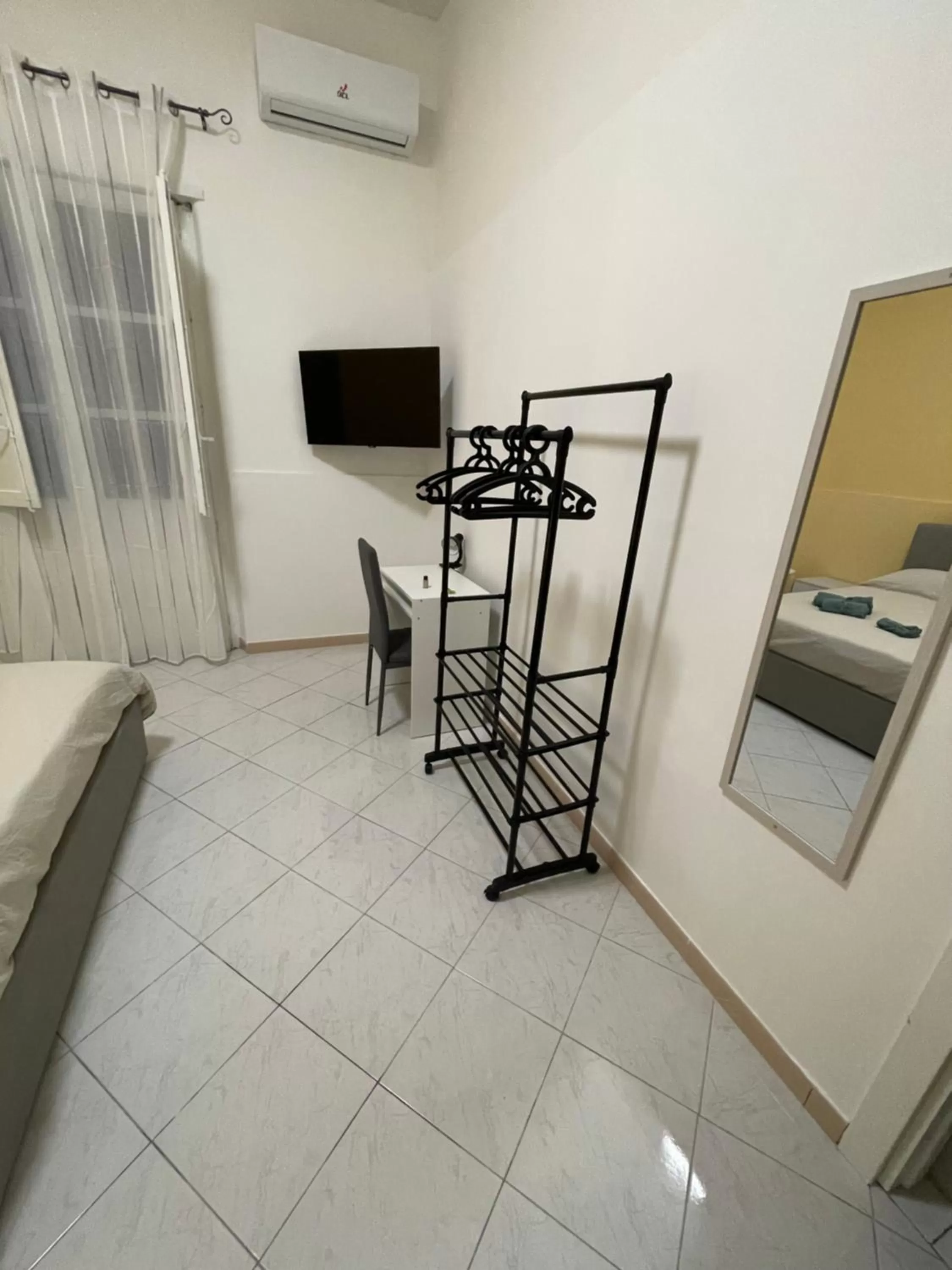 Bed, TV/Entertainment Center in Lavica airport Catania B&b