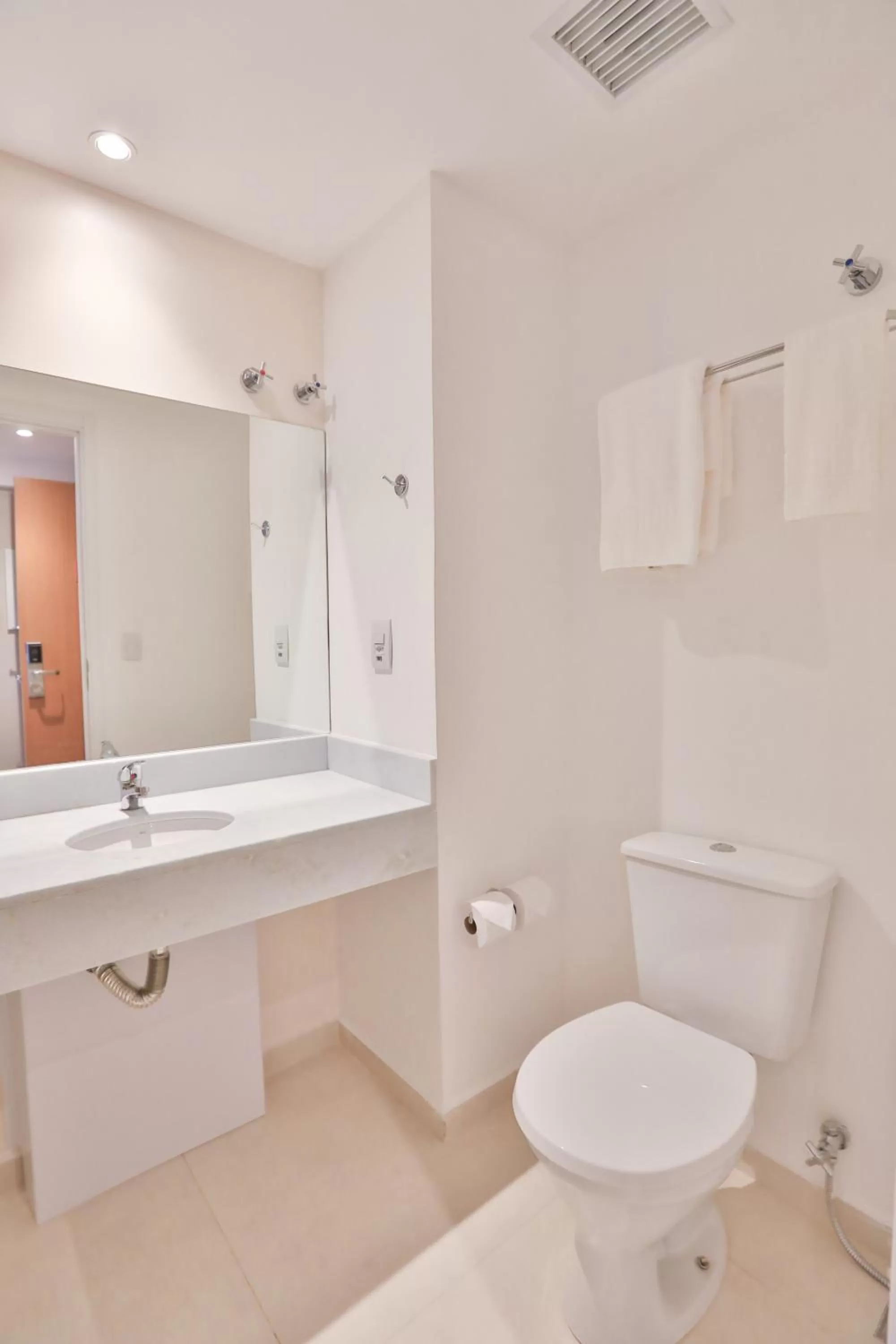 Toilet in Blue Tree Towers Jaguariúna