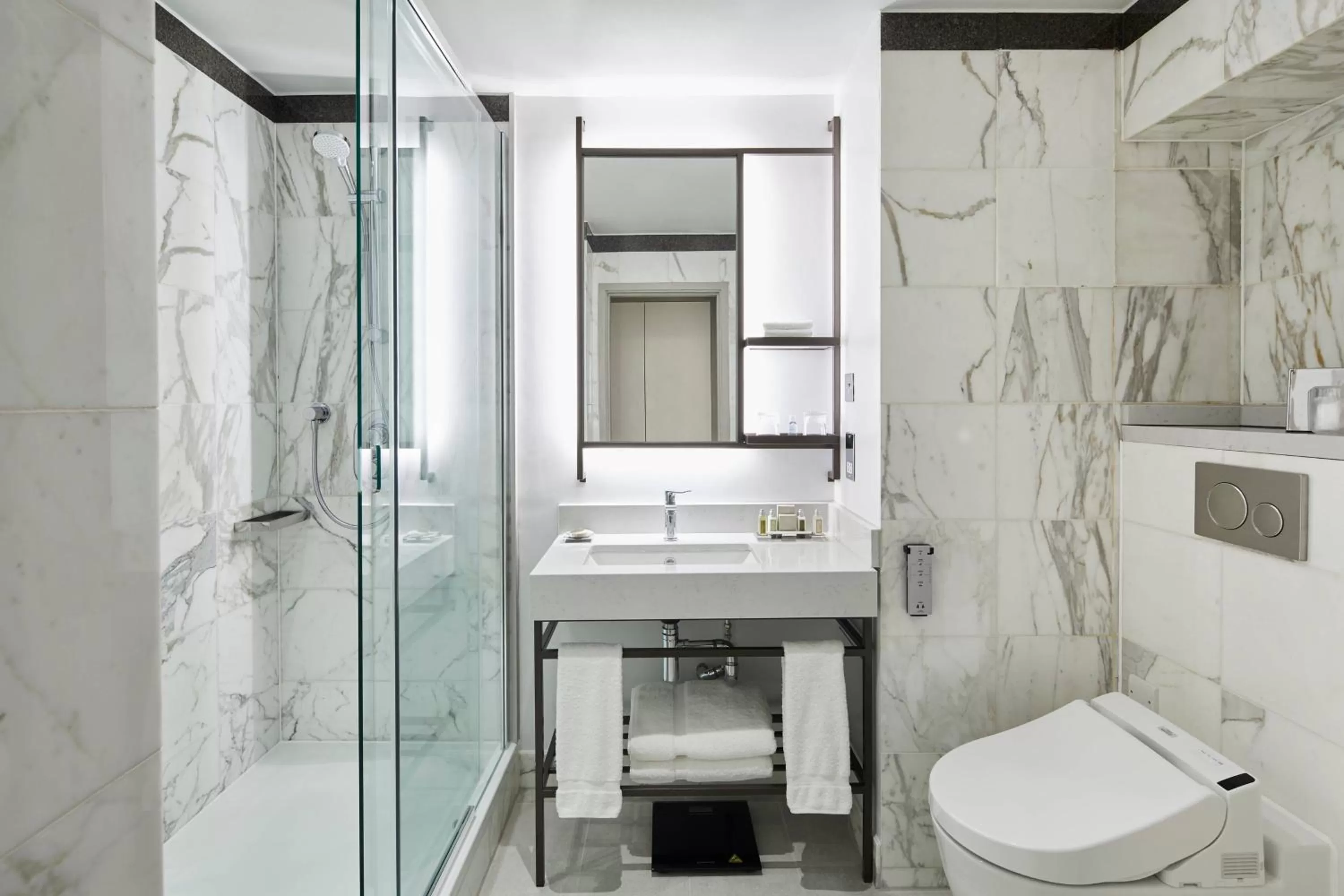 Bathroom in London Marriott Hotel Grosvenor Square