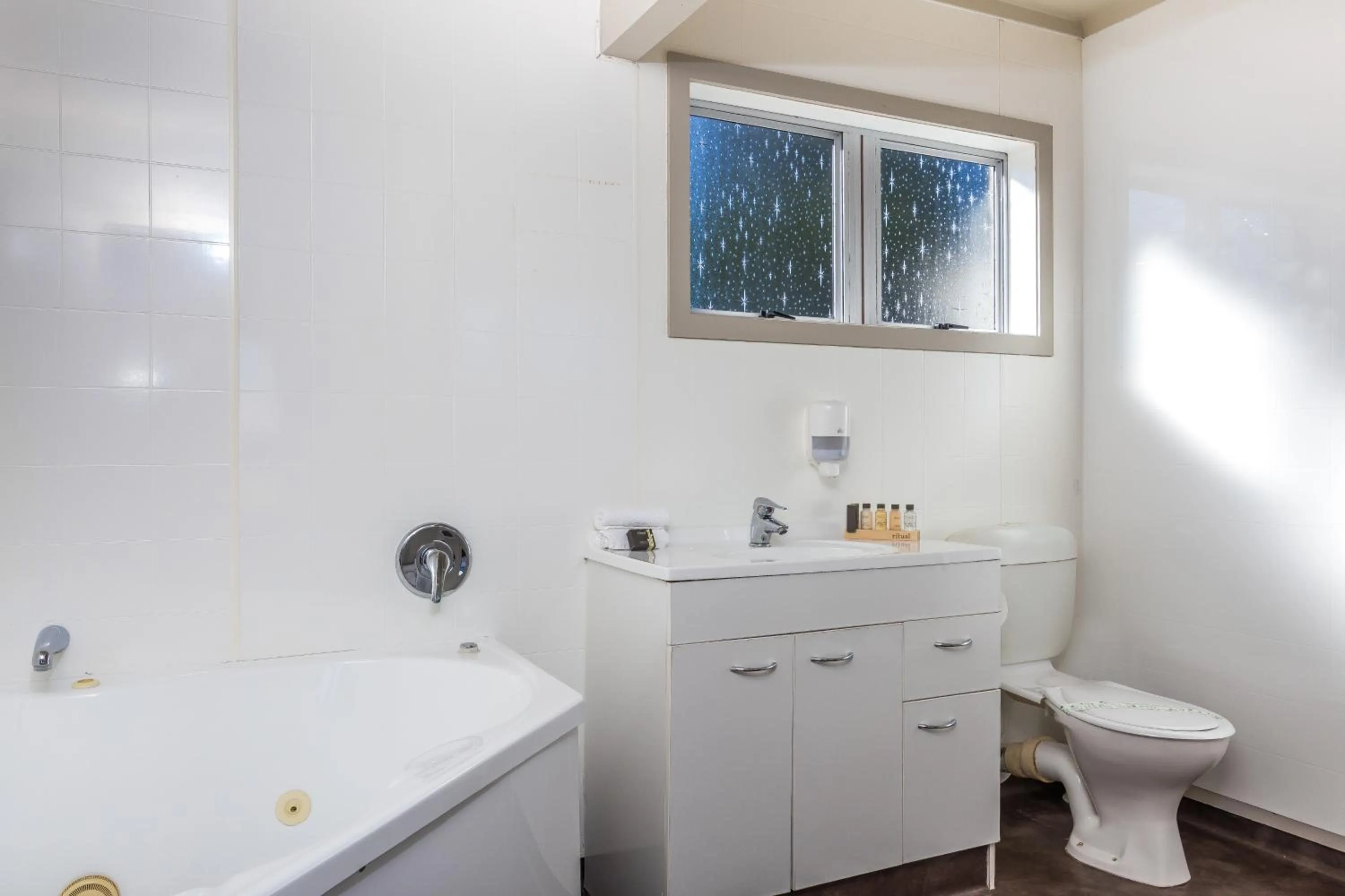 Twin Peaks Lakeside Inn