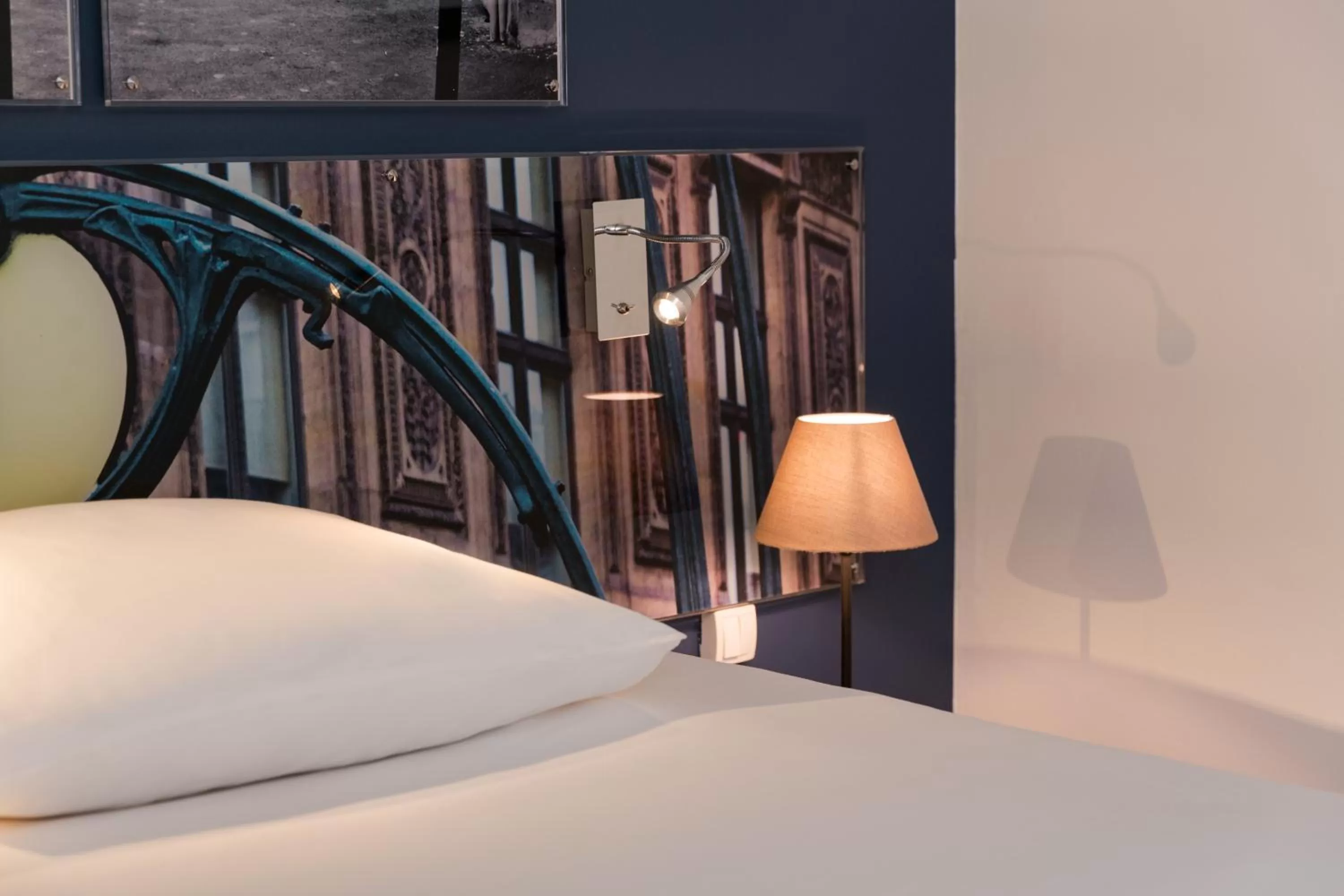 Decorative detail, Bed in Hotel Le Cardinal Rueil Centre