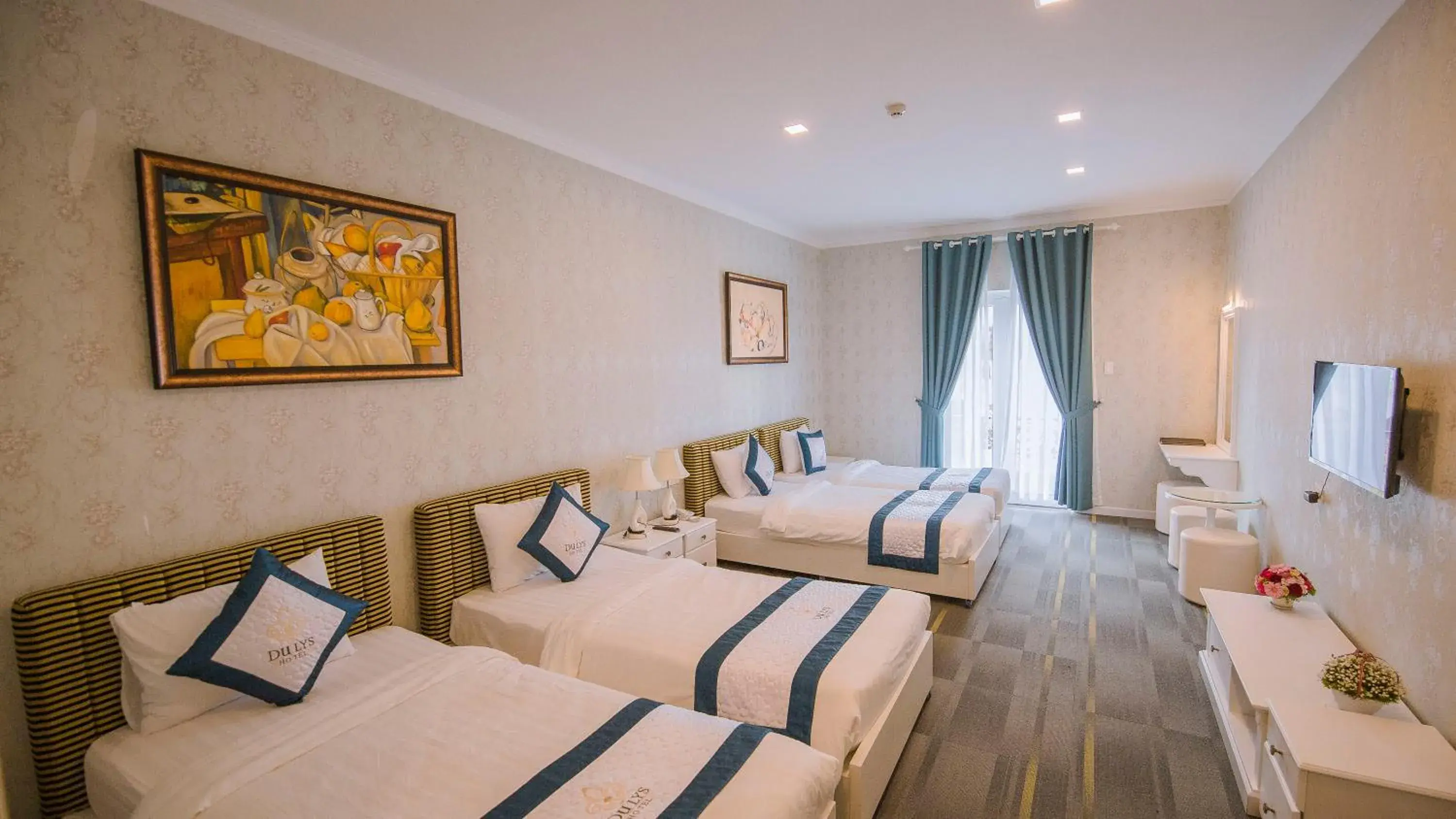 Deluxe Quadruple Room with Balcony in Hotel Du Lys Deluxe Quadruple Room with Balcony in Hotel Du Lys