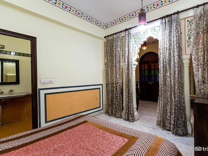 Bed in Rani Mahal Hotel