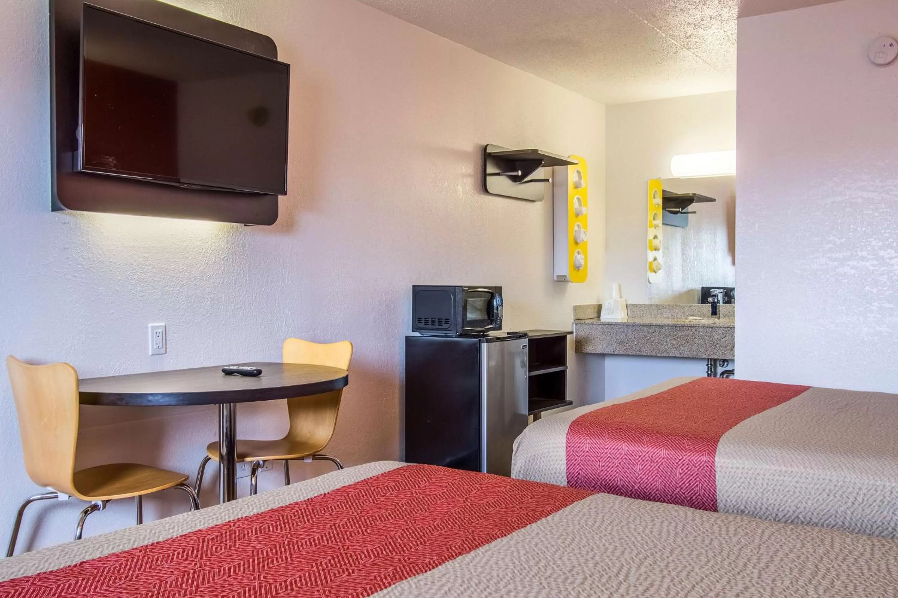 TV and multimedia, Bed in Motel 6-Ashland, OH