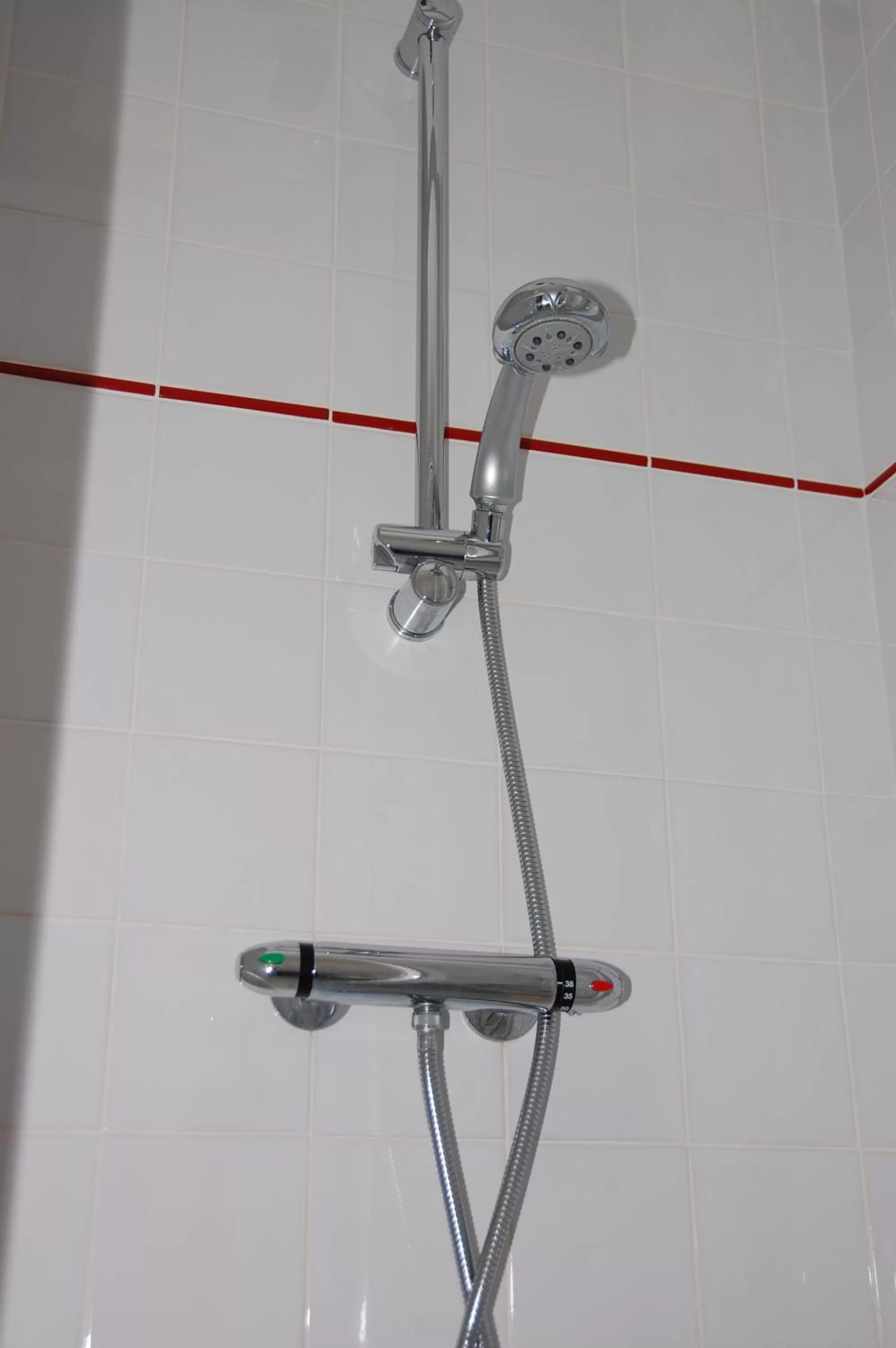 Bathroom in The Originals City, Hôtel Le Savoy, Caen