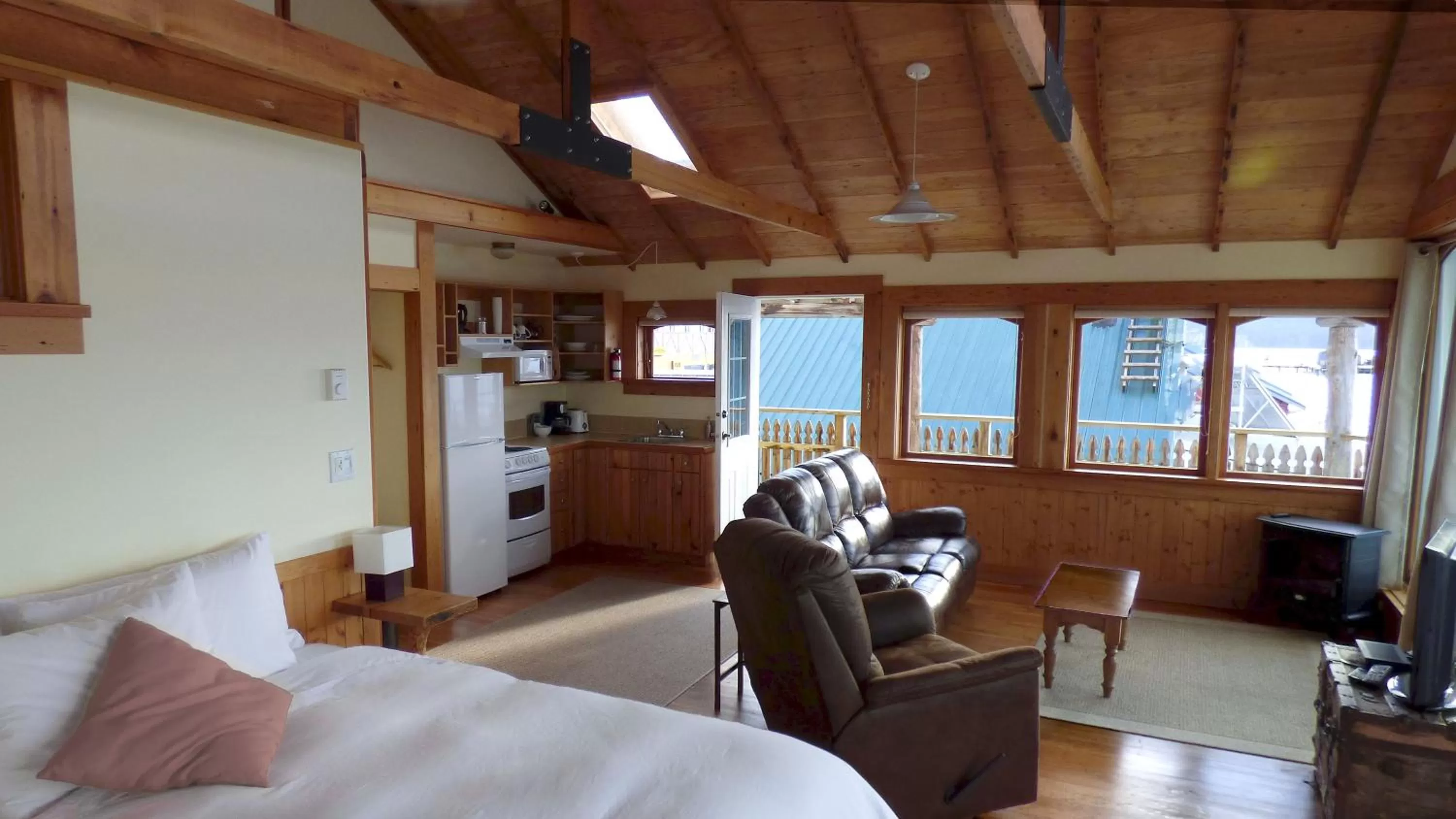 Kitchen or kitchenette, Seating Area in Seine Boat Inn