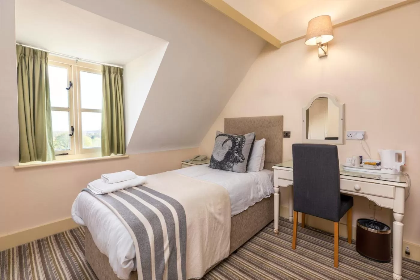 Bedroom, Bed in Swan Revived Hotel