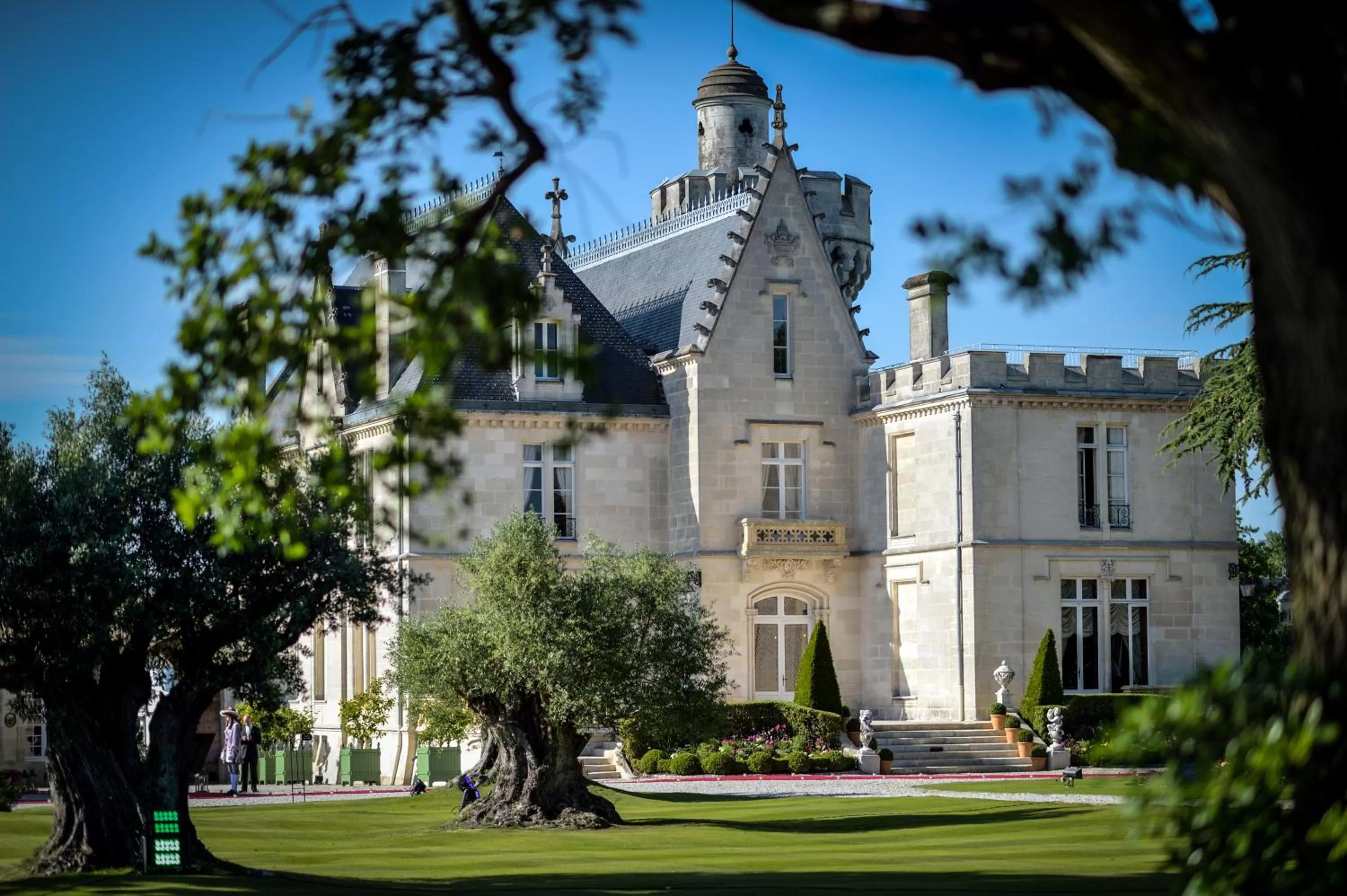 Facade/entrance, Property Building in Château Pape Clément