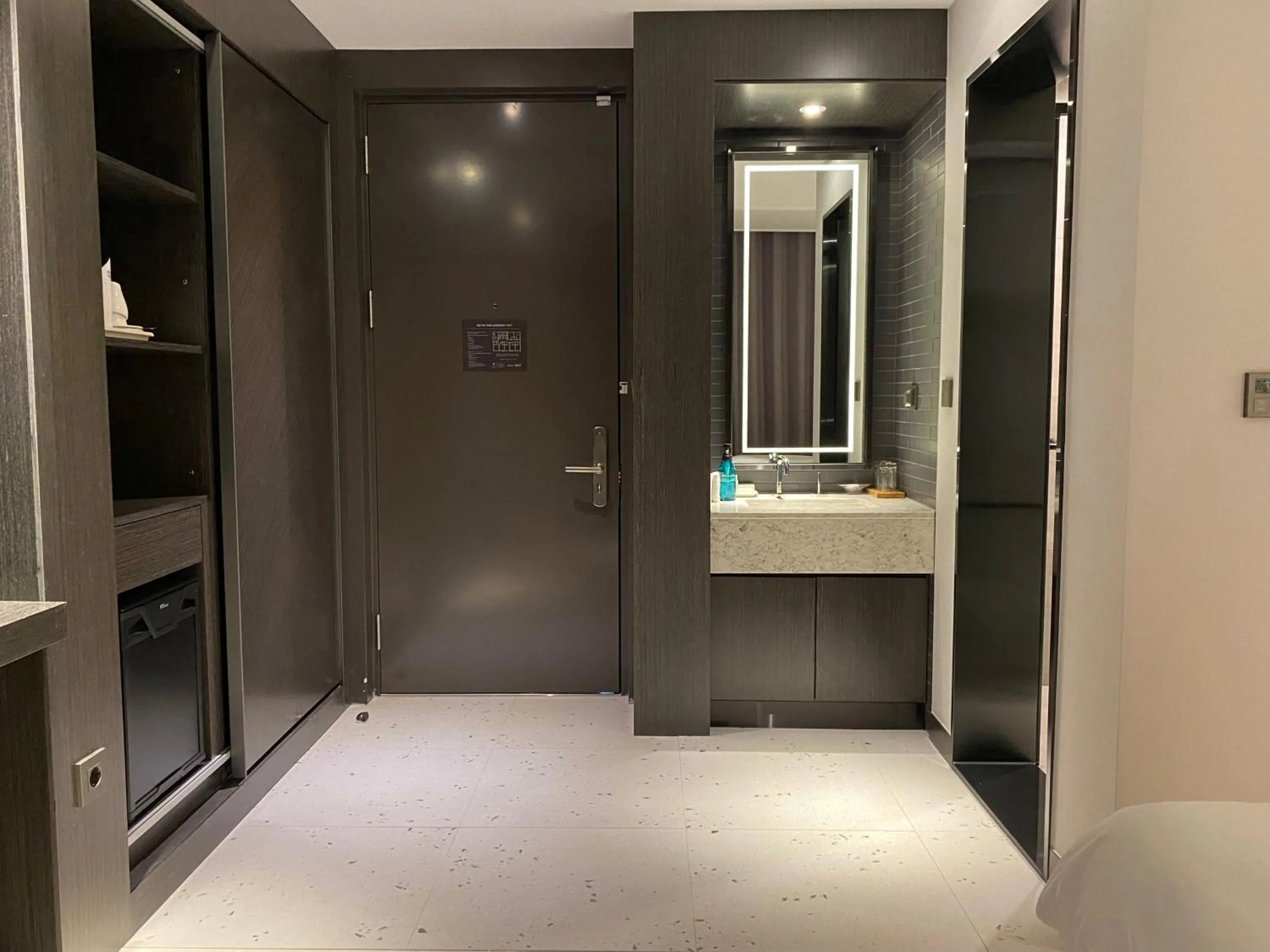 wardrobe in Hotel Avenue