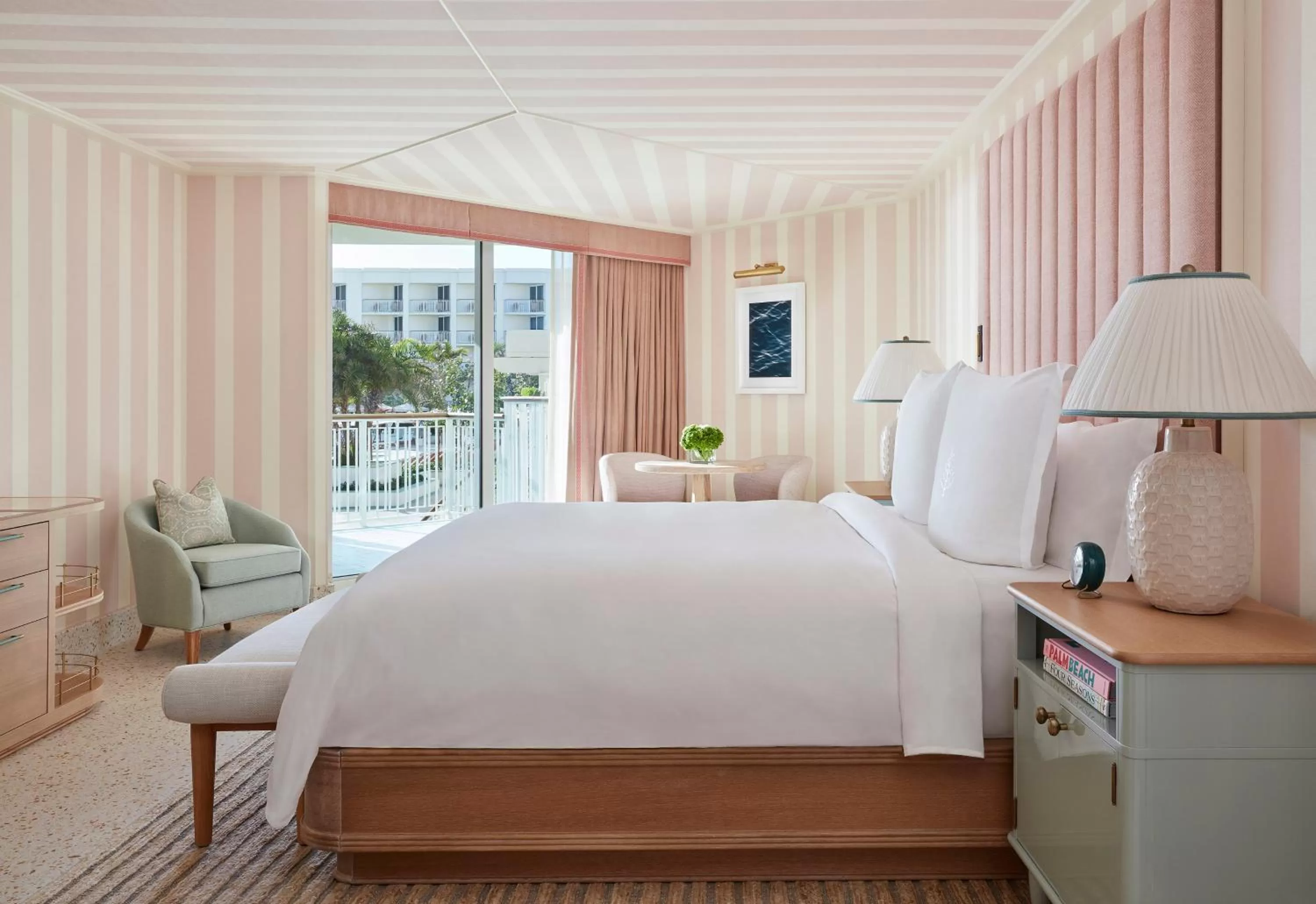 Photo of the whole room, Bed in Four Seasons Resort Palm Beach