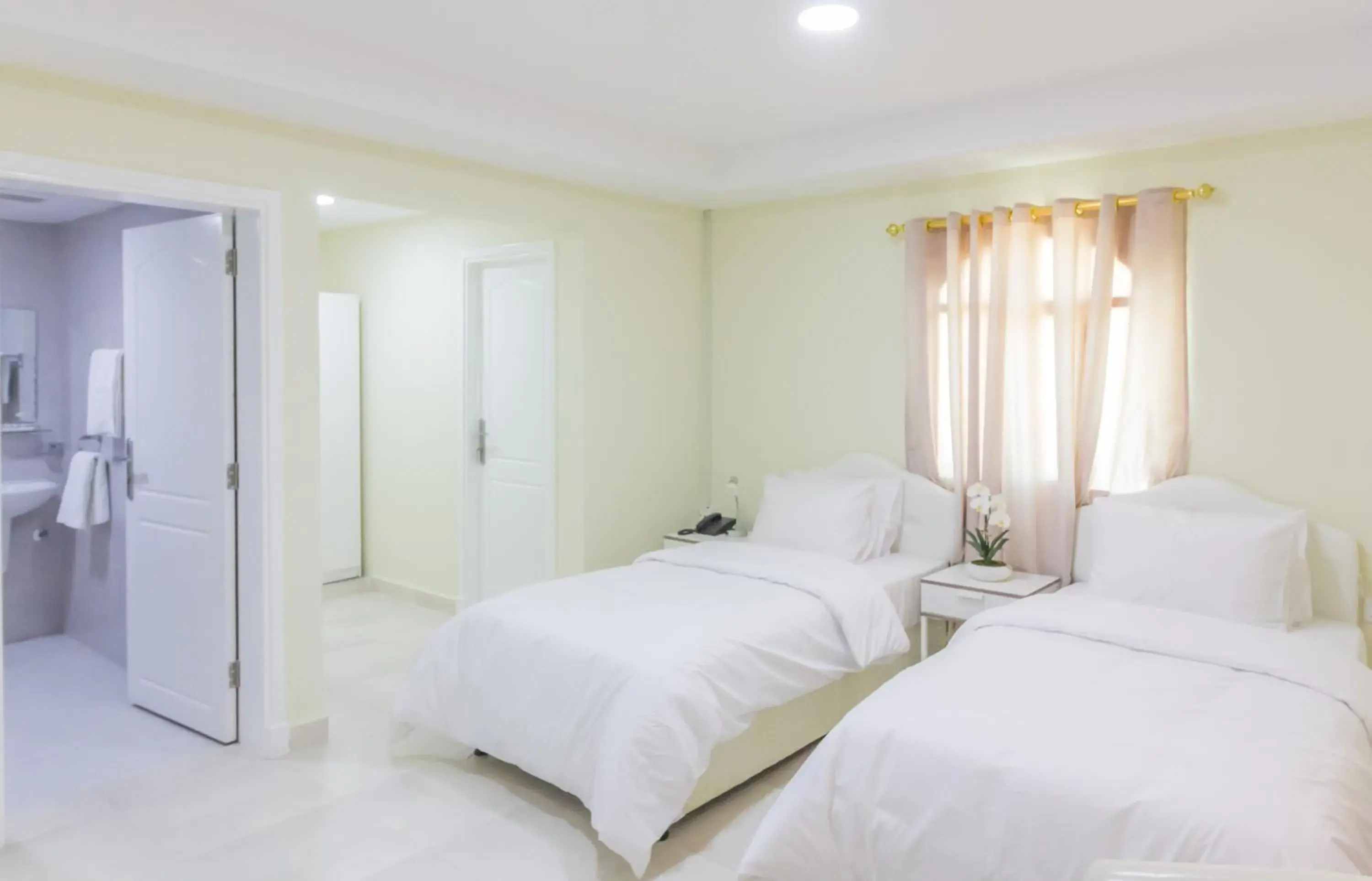 Deluxe Double or Twin Room - single occupancy in Al Jisr Hotel Deluxe Double or Twin Room - single occupancy in Al Jisr Hotel