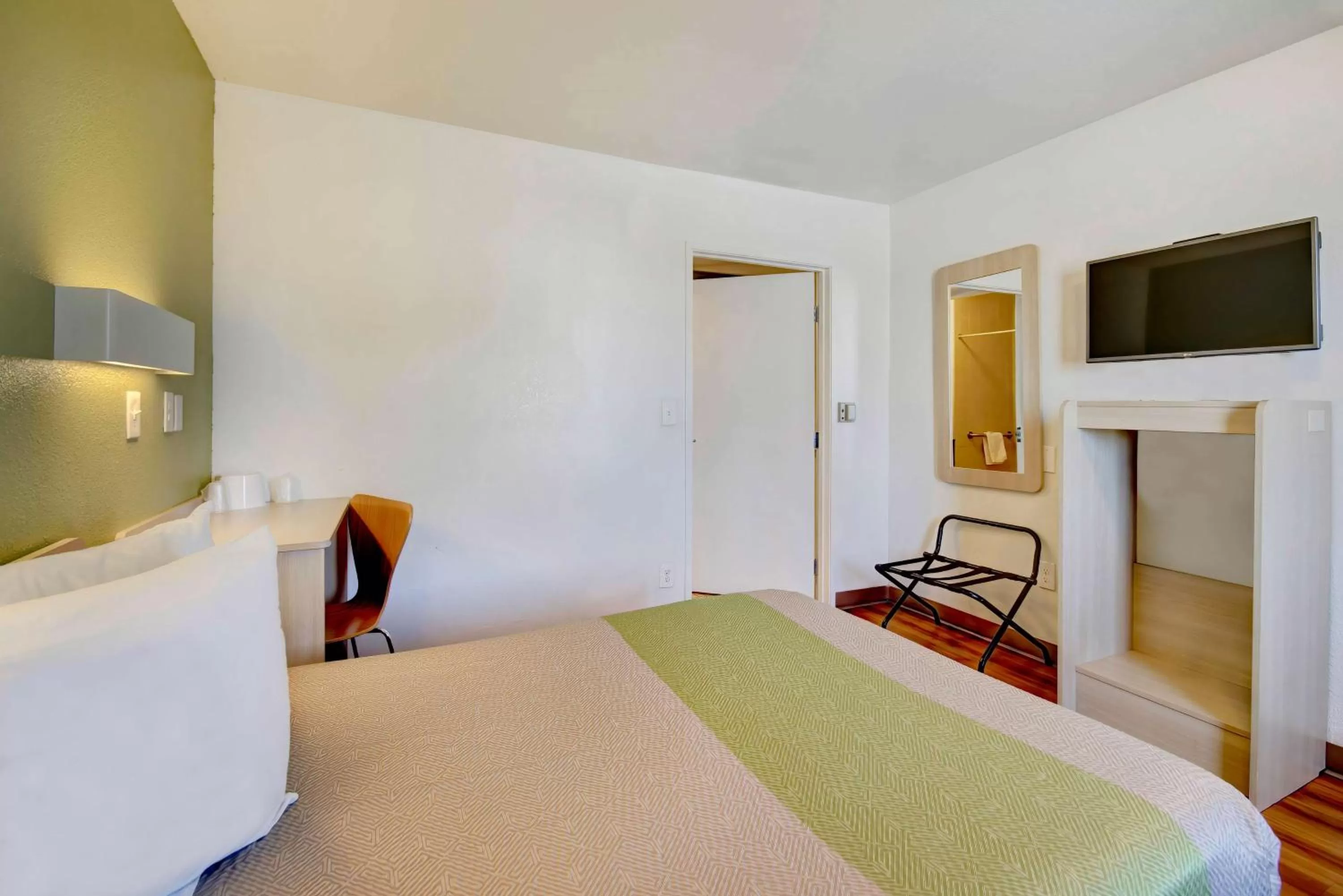 Bedroom, Bed in Motel 6-Douglas, AZ