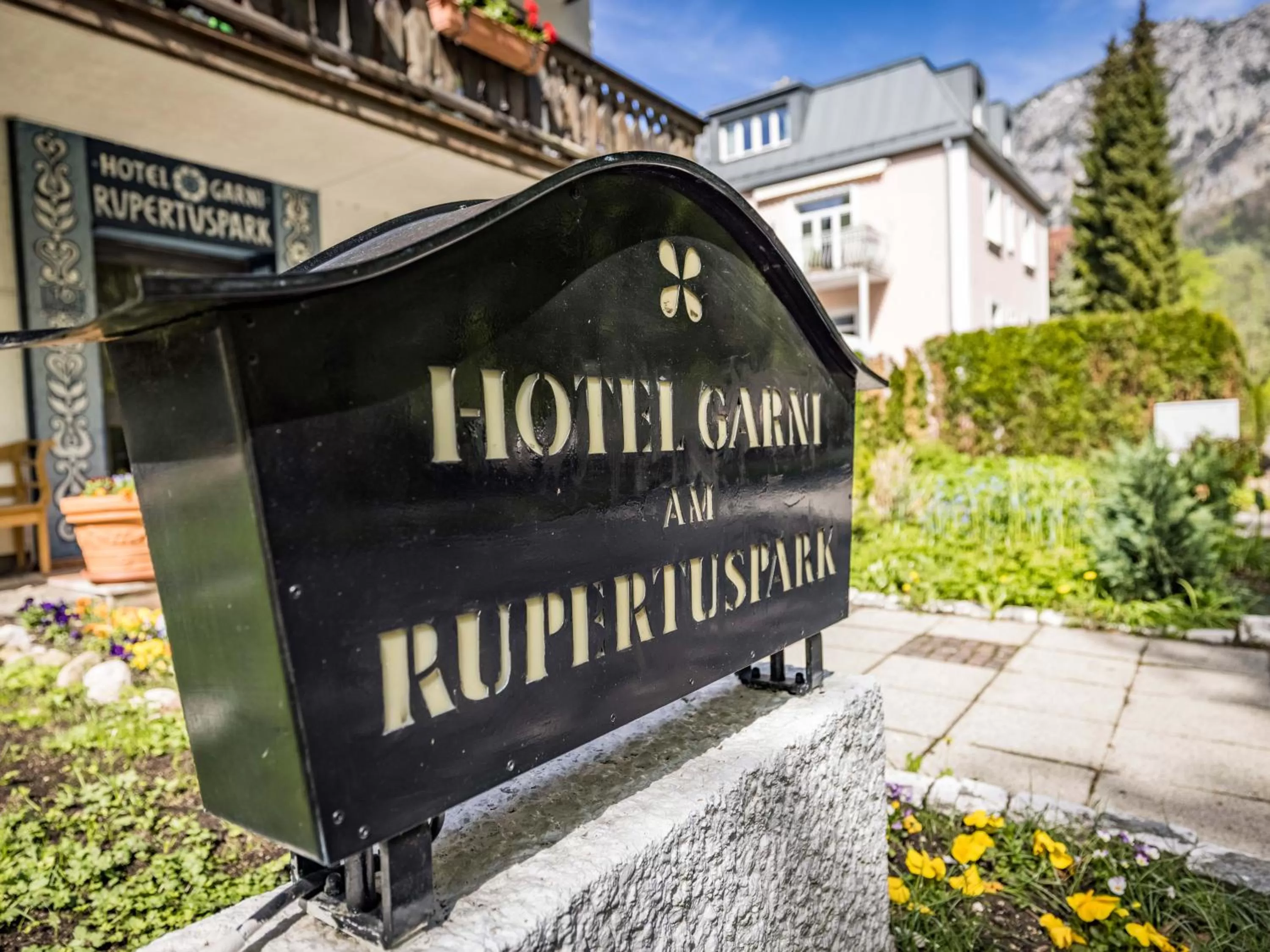 Property logo or sign in Hotel Am Rupertuspark