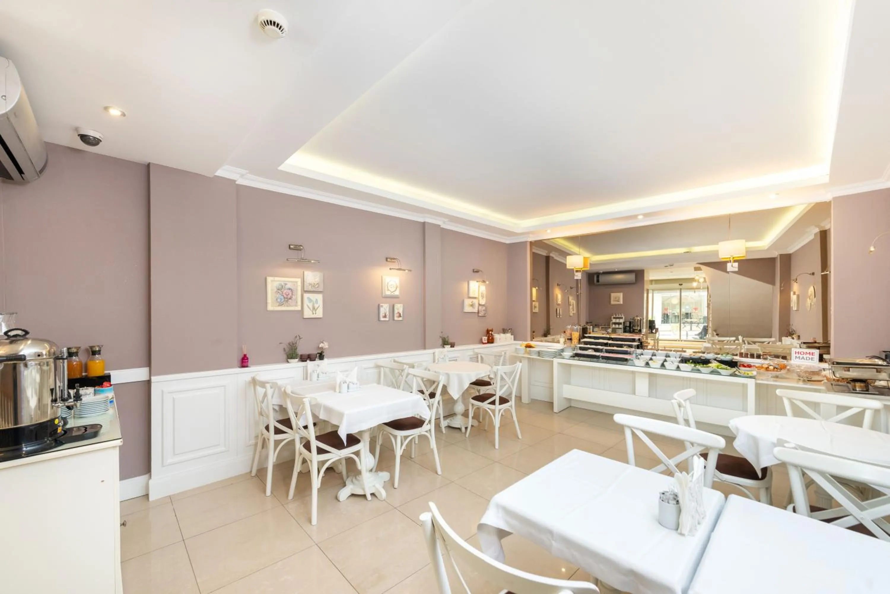 Restaurant/places to eat in Mr. Bird Hotel